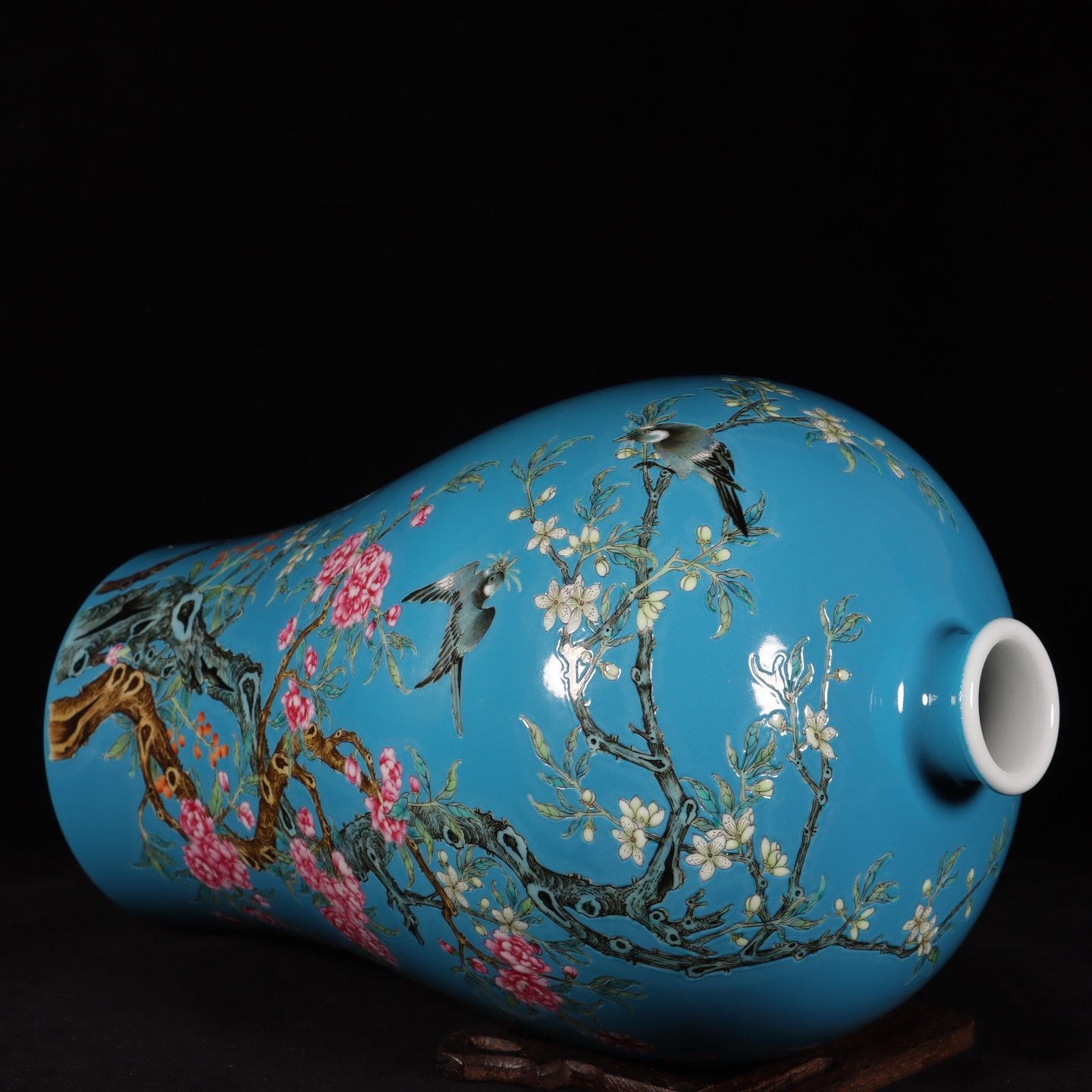 Qing Dynasty Yongzheng this plum vase has blue background