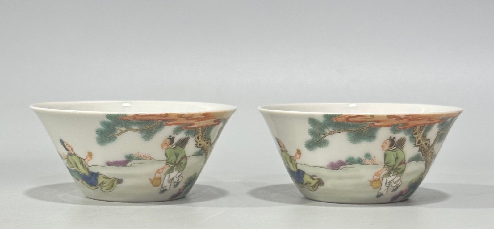 Qing Dynasty Yongzheng pastel horse-shoe cup with figure