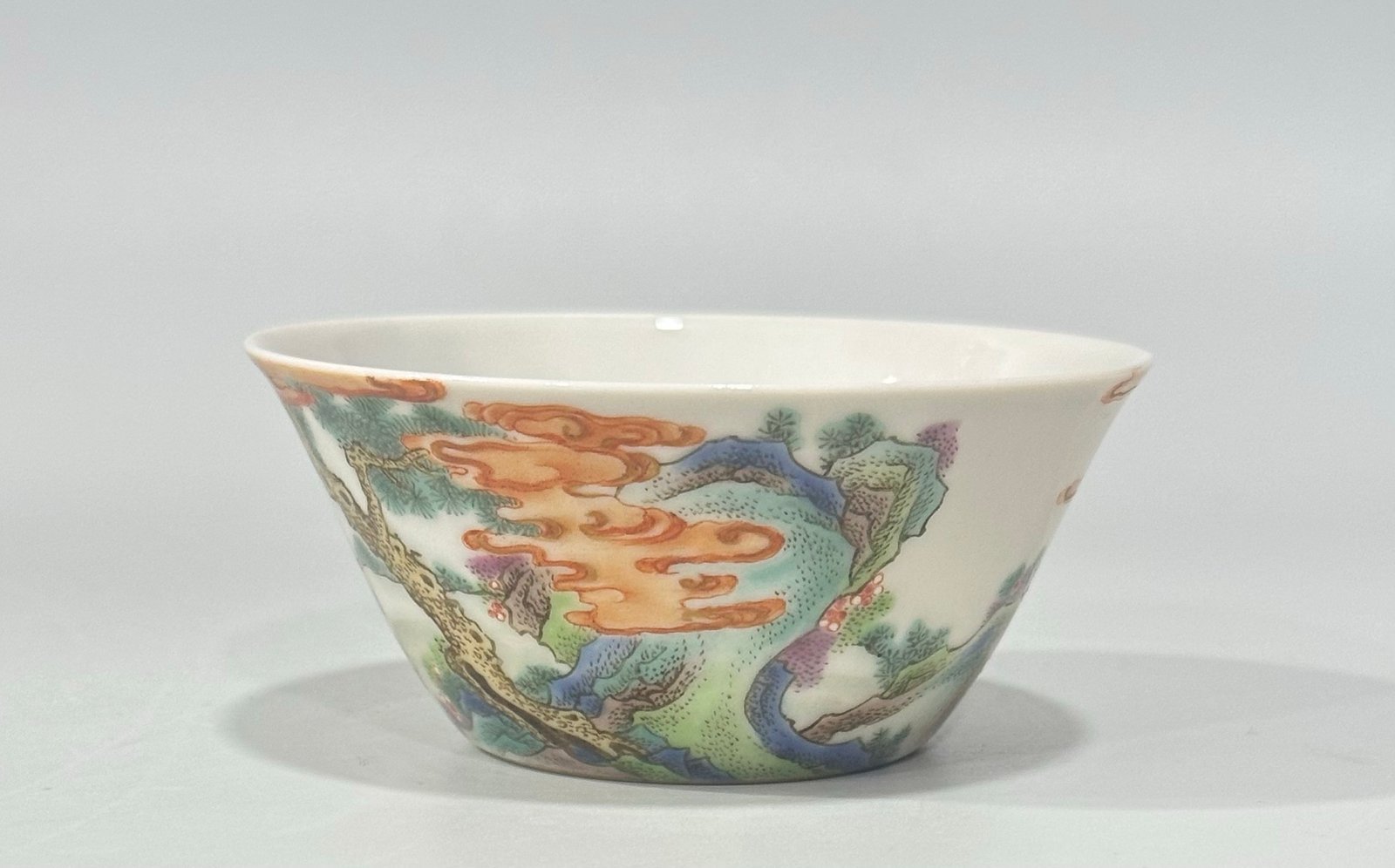 Qing Dynasty Yongzheng pastel horse-shoe cup with figure
