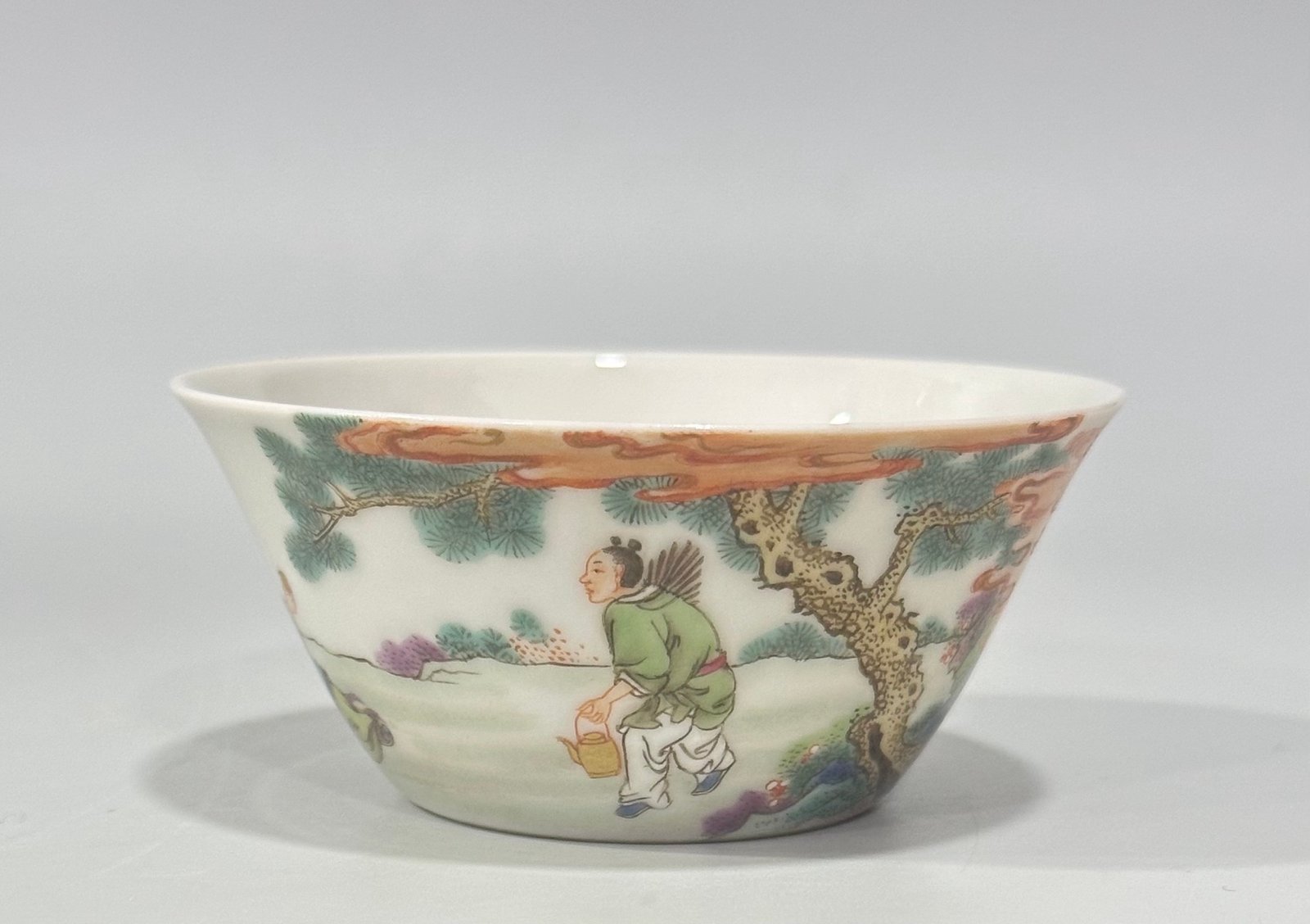 Qing Dynasty Yongzheng pastel horse-shoe cup with figure
