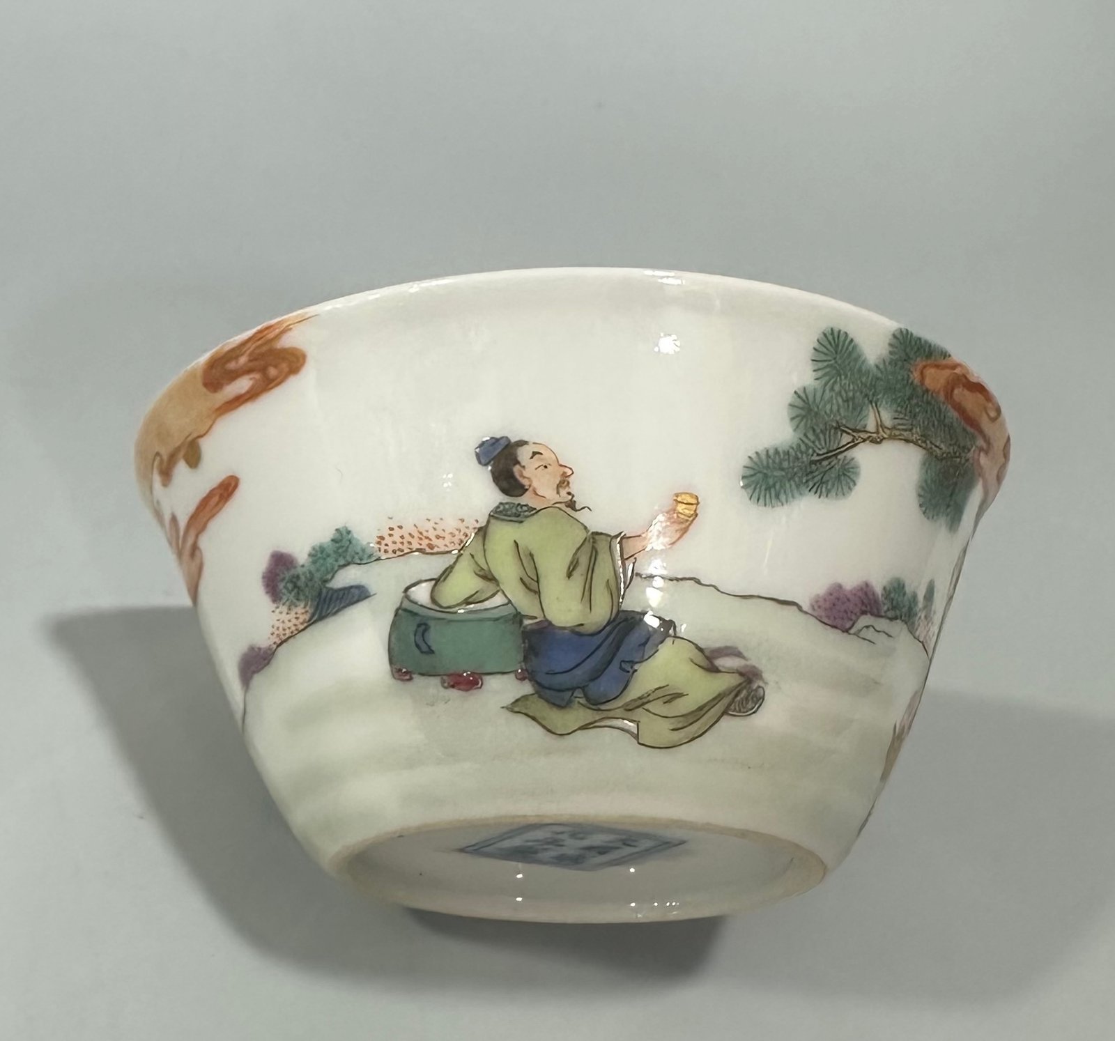 Qing Dynasty Yongzheng pastel horse-shoe cup with figure