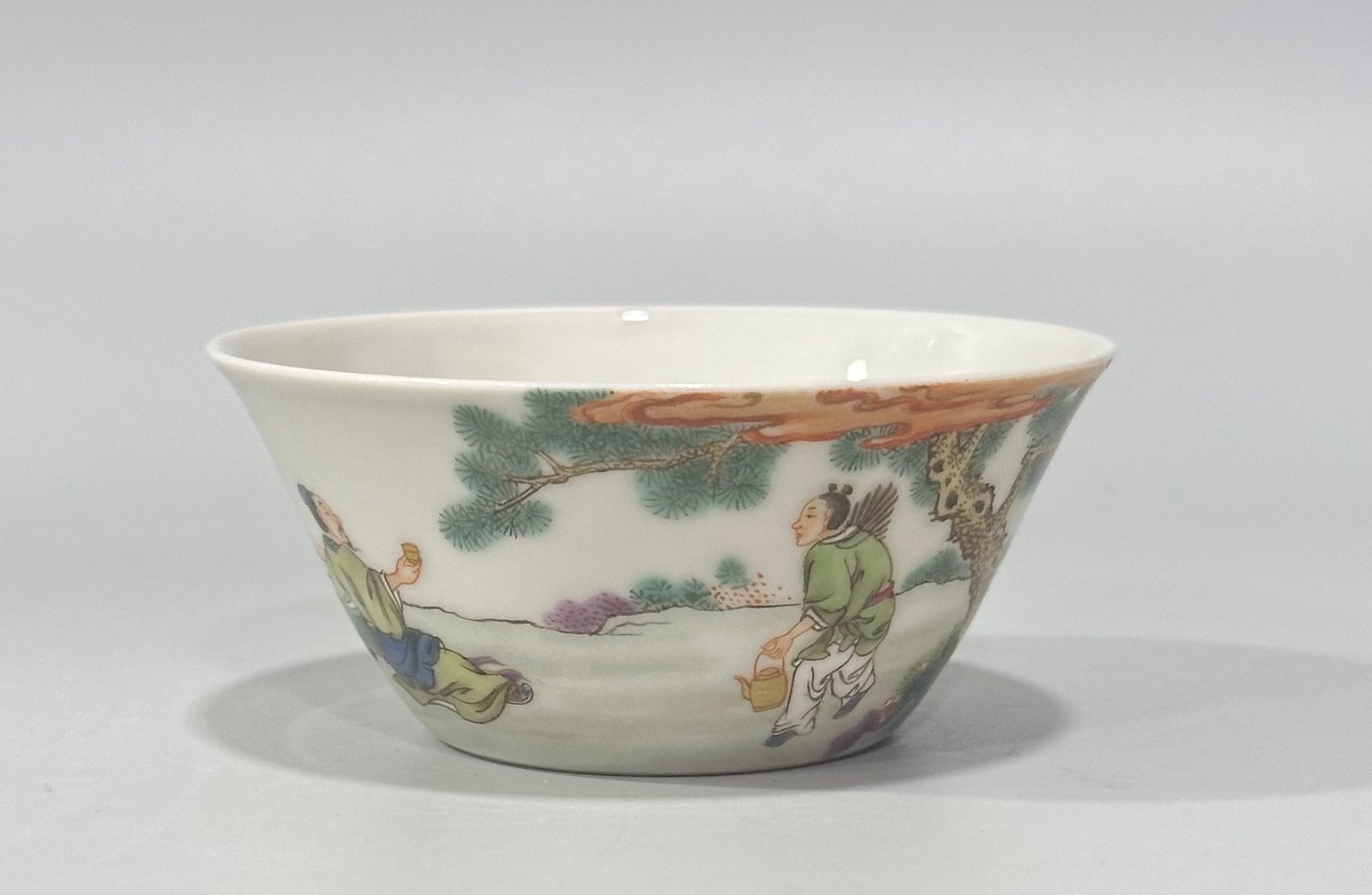 Qing Dynasty Yongzheng pastel horse-shoe cup with figure