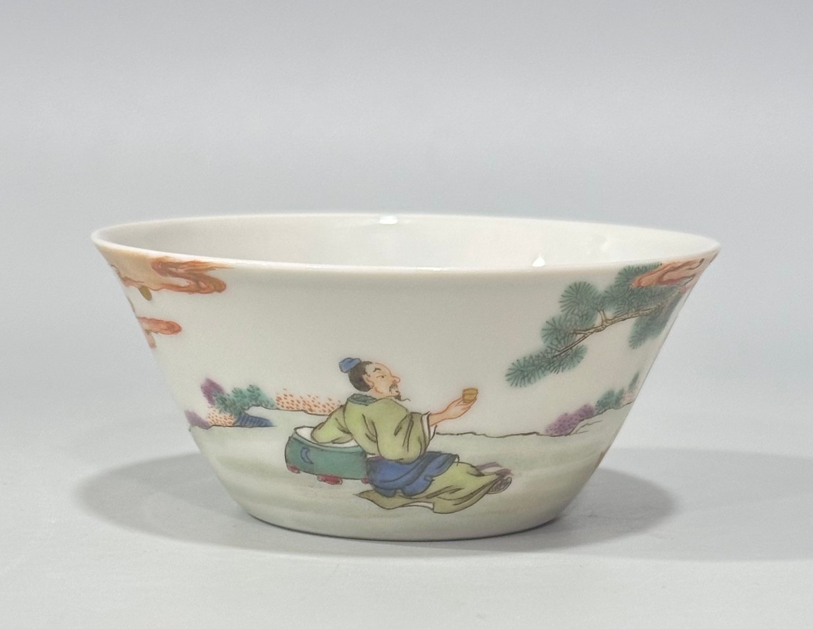 Qing Dynasty Yongzheng pastel horse-shoe cup with figure