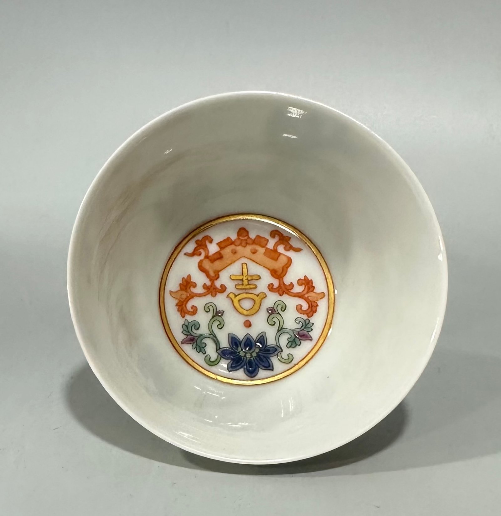 Qing Dynasty Yongzheng pastel horse-shoe cup with figure