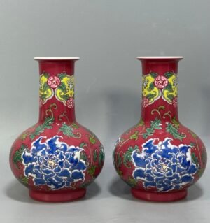 Qing Dynasty Kangxi carmine red flowers vase