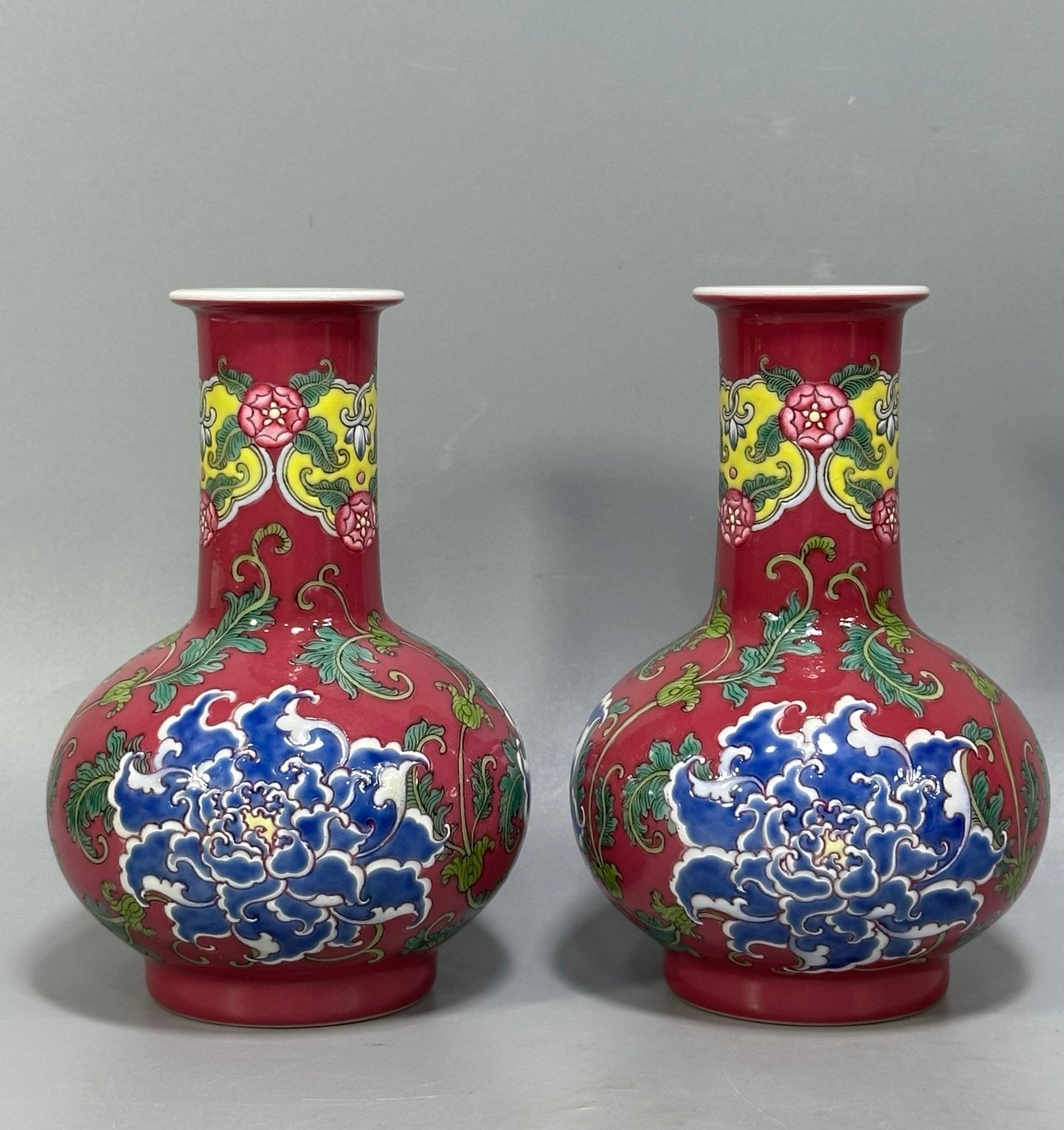 Qing Dynasty Kangxi carmine red flowers vase