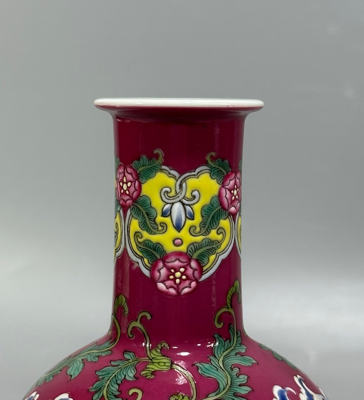 Qing Dynasty Kangxi carmine red flowers vase