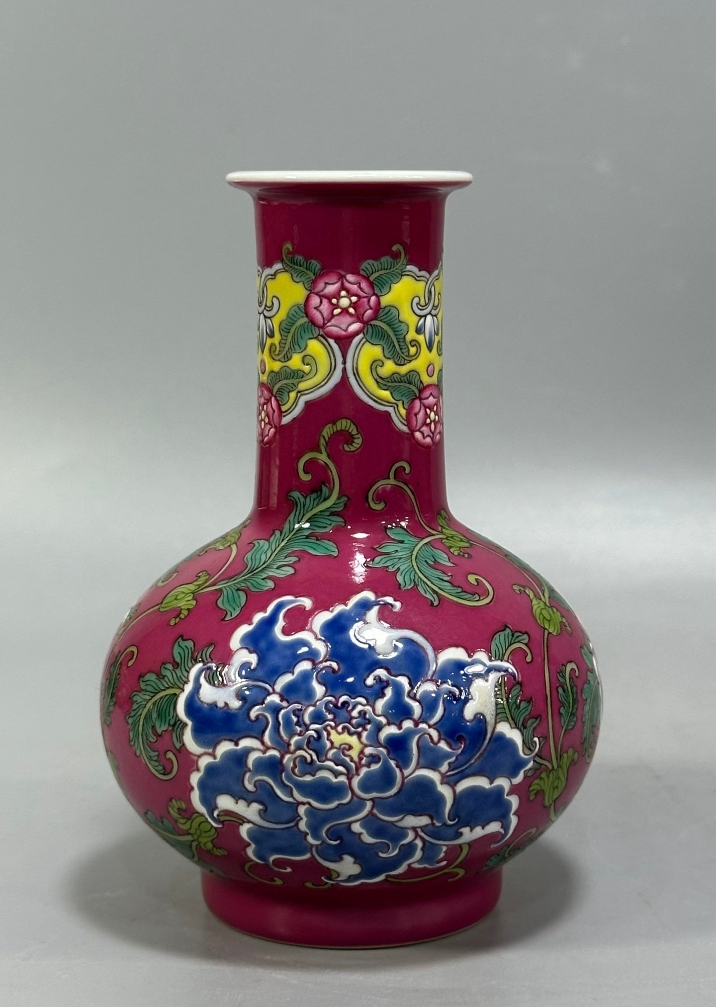 Qing Dynasty Kangxi carmine red flowers vase