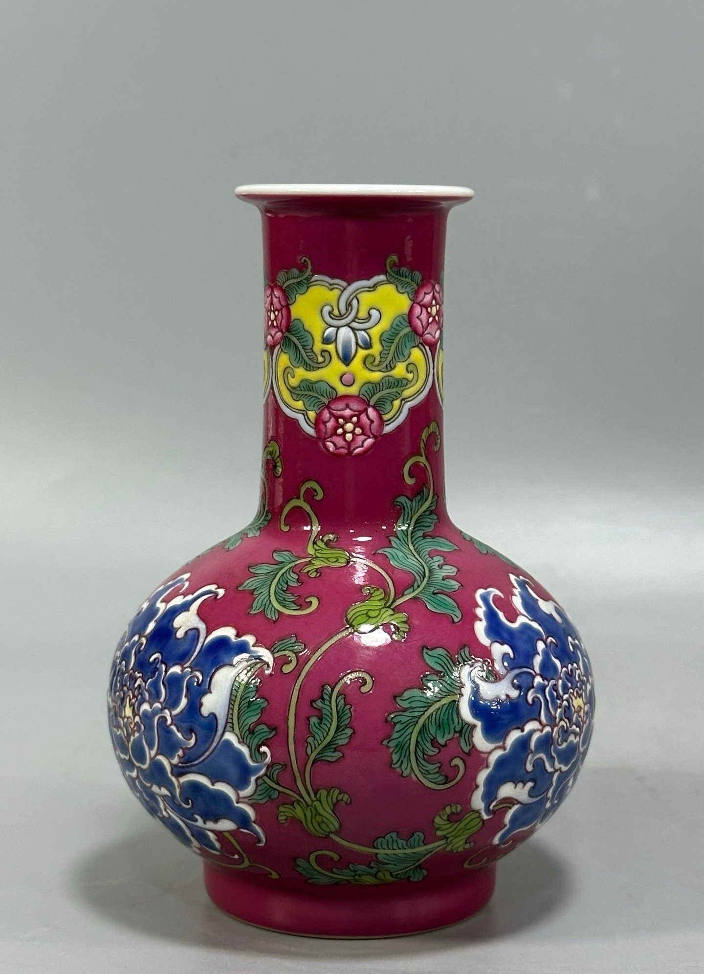 Qing Dynasty Kangxi carmine red flowers vase