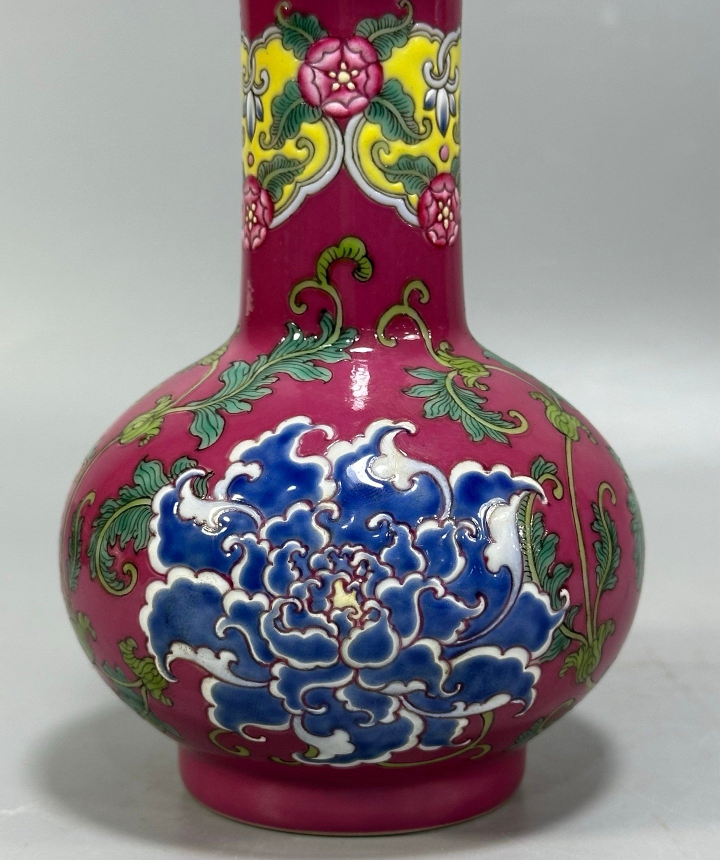 Qing Dynasty Kangxi carmine red flowers vase