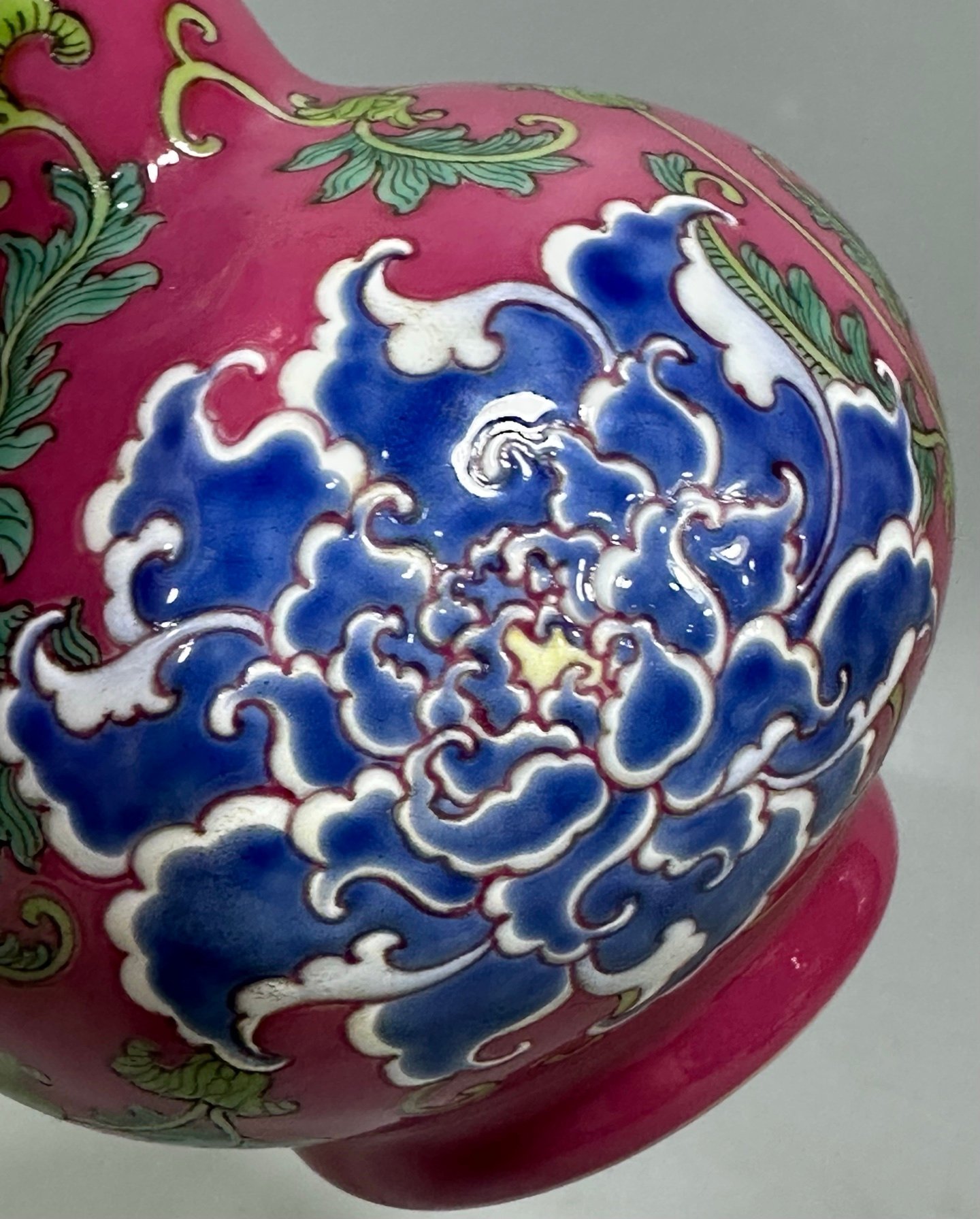 Qing Dynasty Kangxi carmine red flowers vase