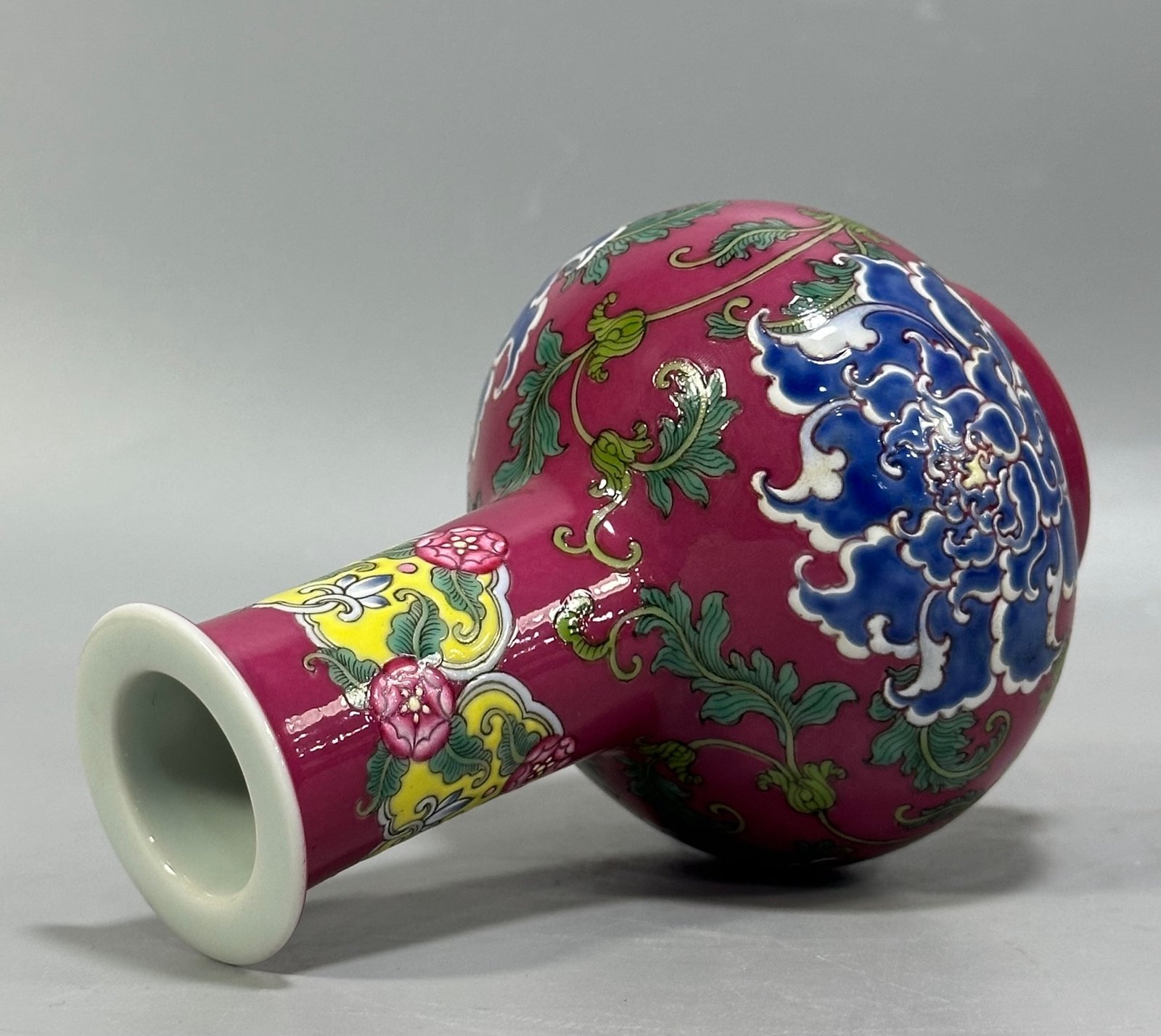 Qing Dynasty Kangxi carmine red flowers vase