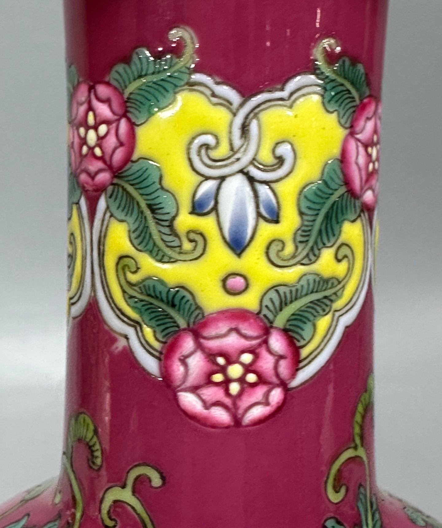Qing Dynasty Kangxi carmine red flowers vase