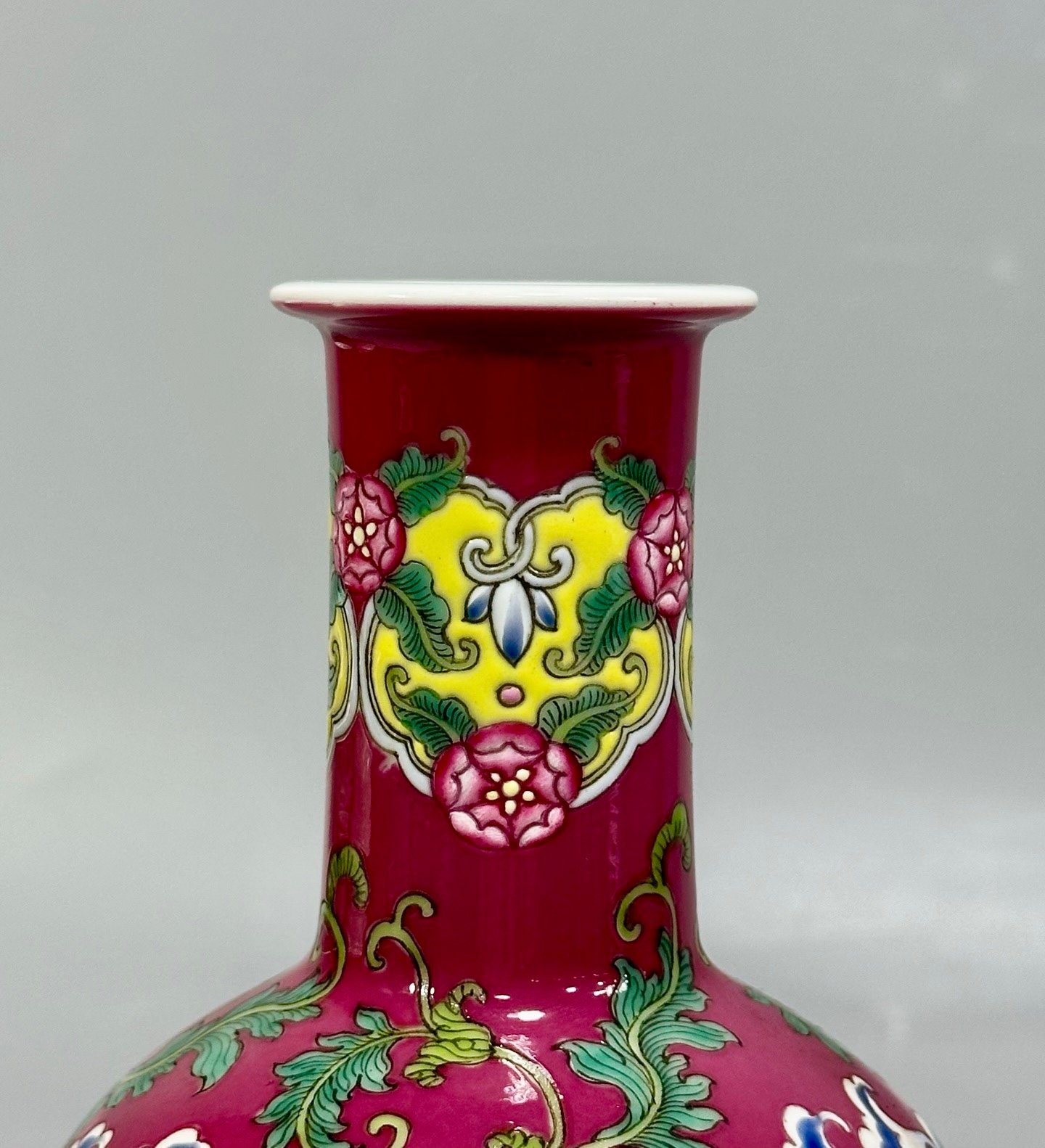 Qing Dynasty Kangxi carmine red flowers vase