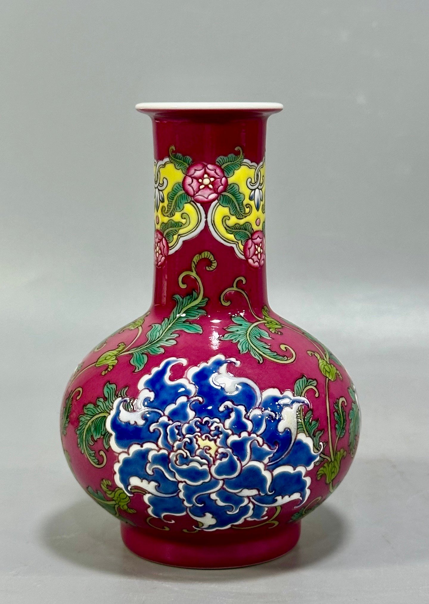 Qing Dynasty Kangxi carmine red flowers vase