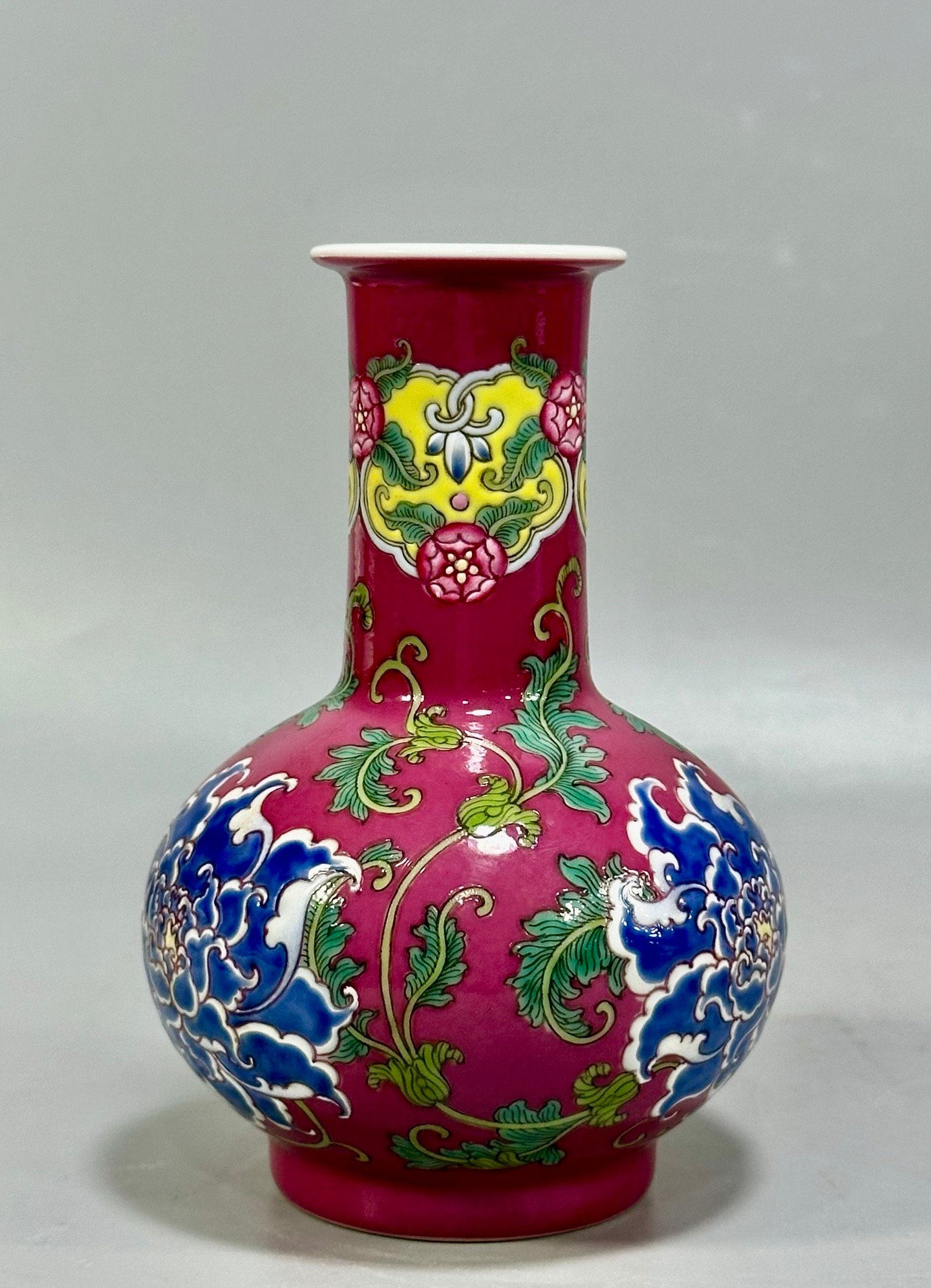 Qing Dynasty Kangxi carmine red flowers vase