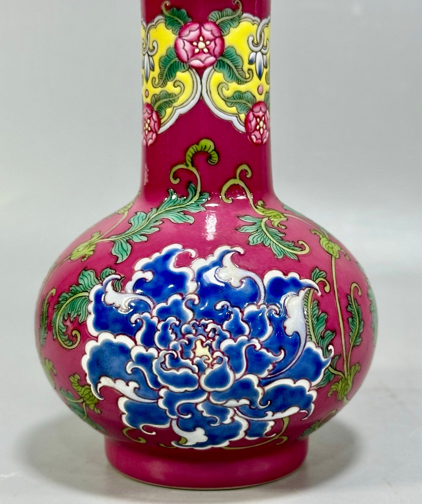 Qing Dynasty Kangxi carmine red flowers vase