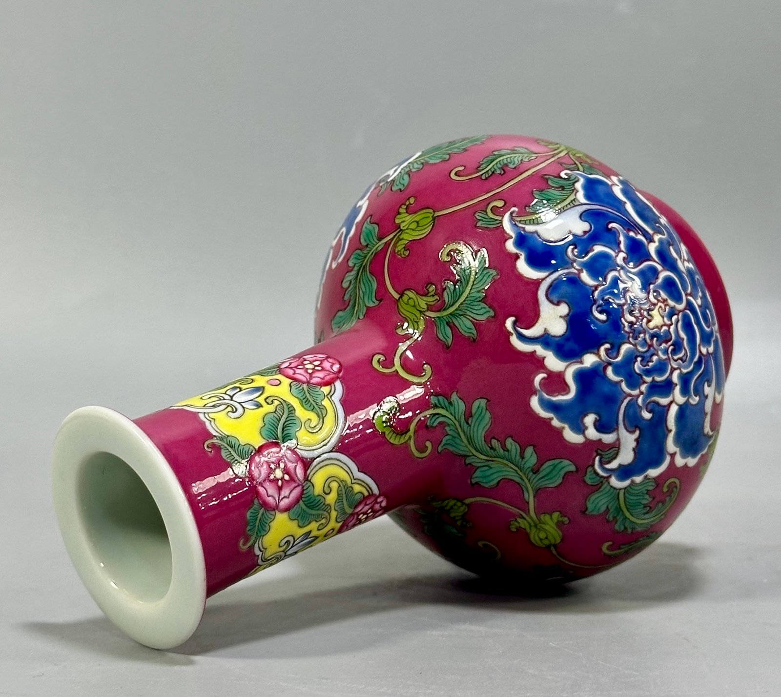 Qing Dynasty Kangxi carmine red flowers vase