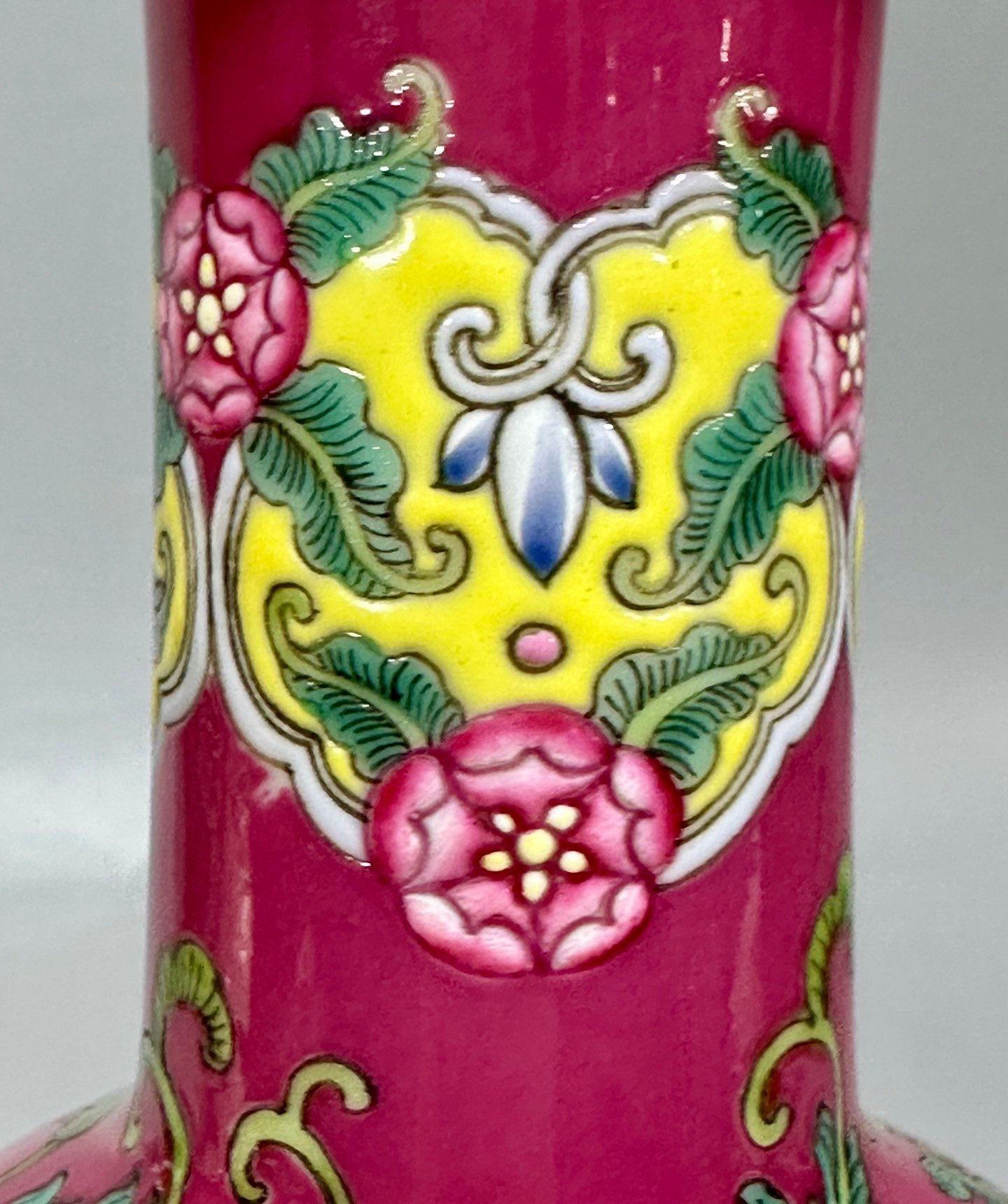 Qing Dynasty Kangxi carmine red flowers vase