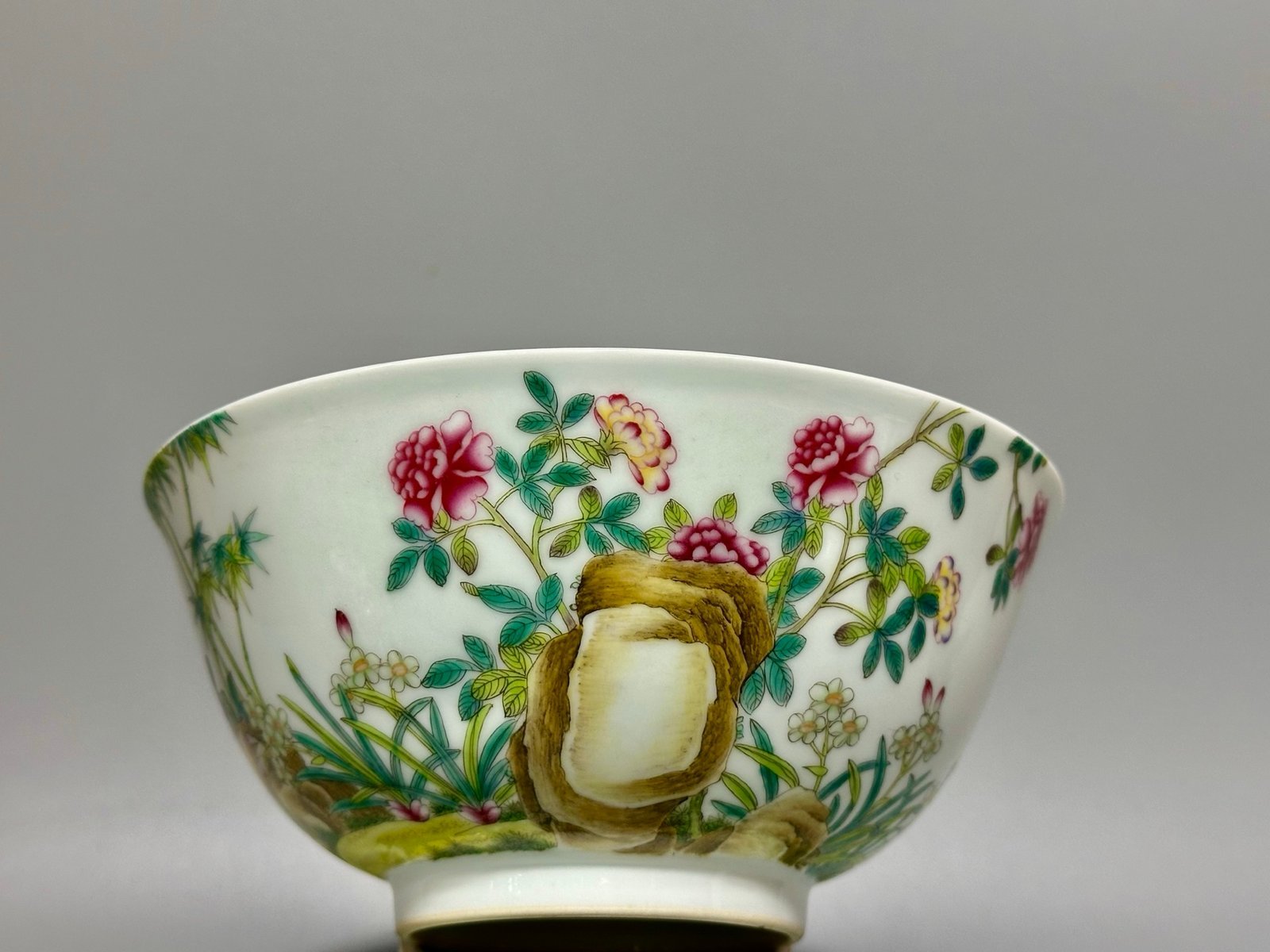 Qing Dynasty Yongzheng the Falangcai flower-patterned bowl