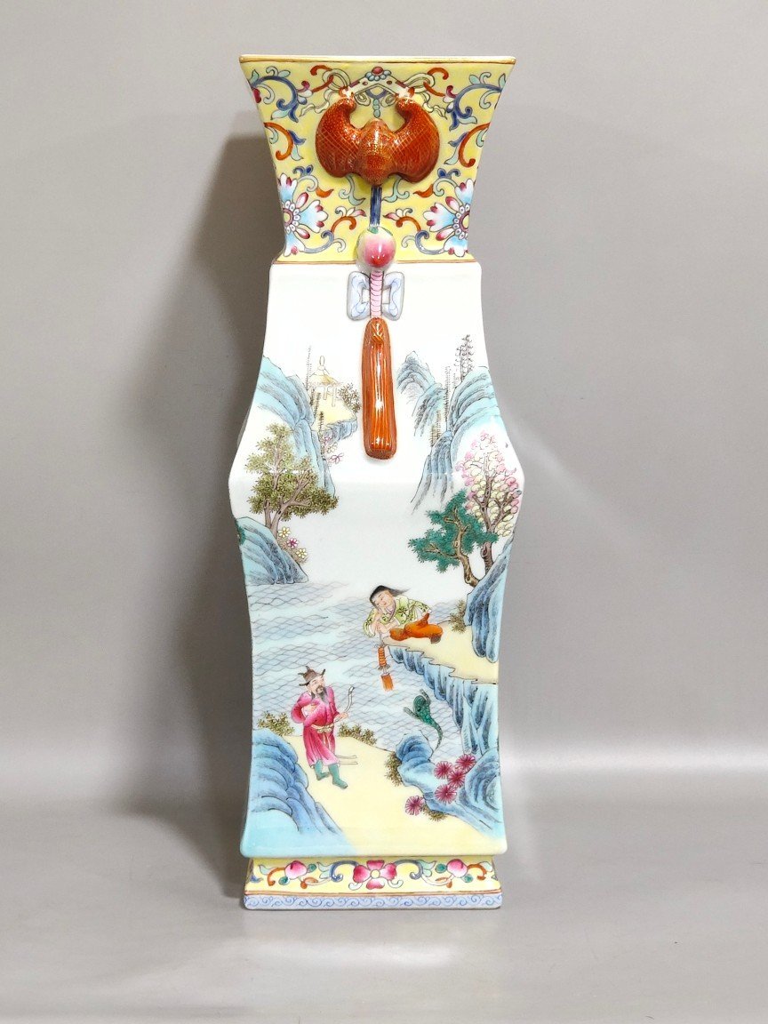 Qing Dynasty Daoguang square amphorae with picture of the gathering
