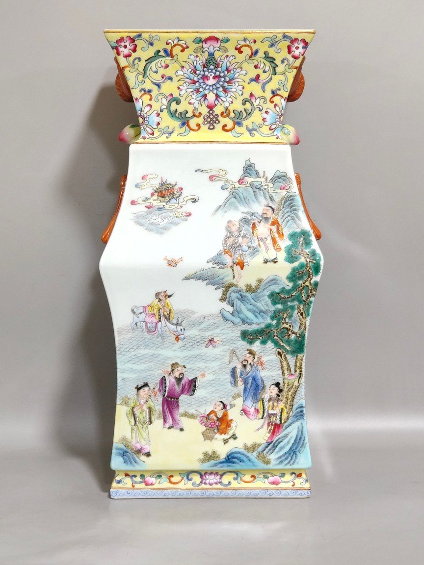 Qing Dynasty Daoguang square amphorae with picture of the gathering