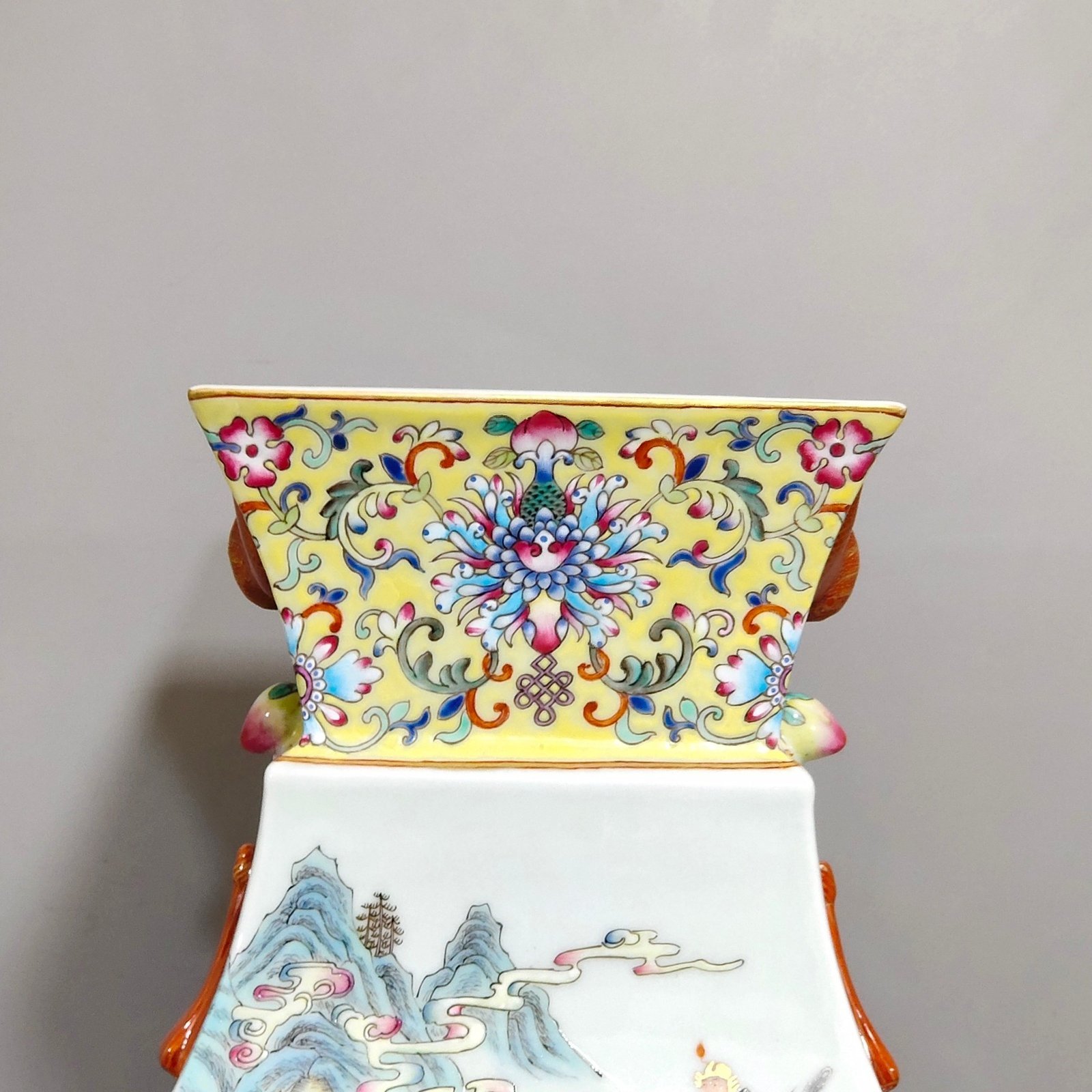 Qing Dynasty Daoguang square amphorae with picture of the gathering