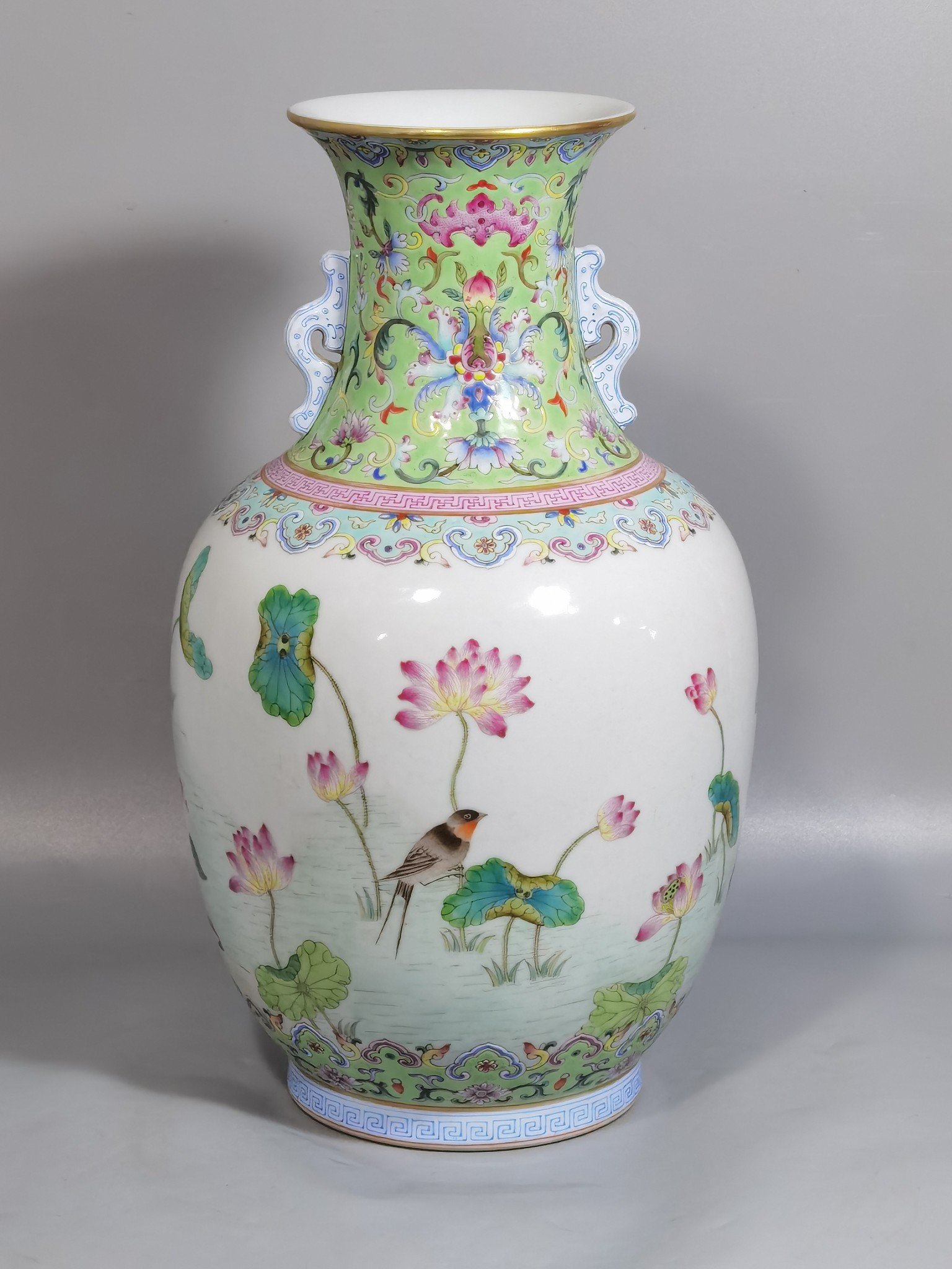 Qing Dynasty Daoguang pastel sea and clear pictures of the Yangtze River amphora