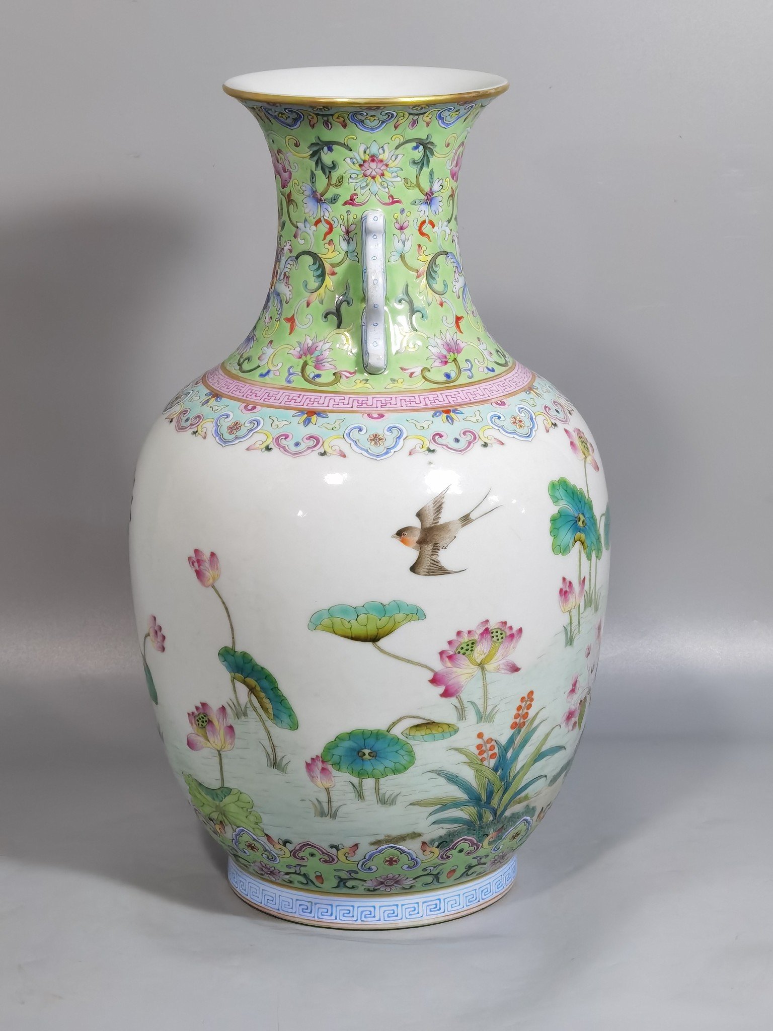 Qing Dynasty Daoguang pastel sea and clear pictures of the Yangtze River amphora