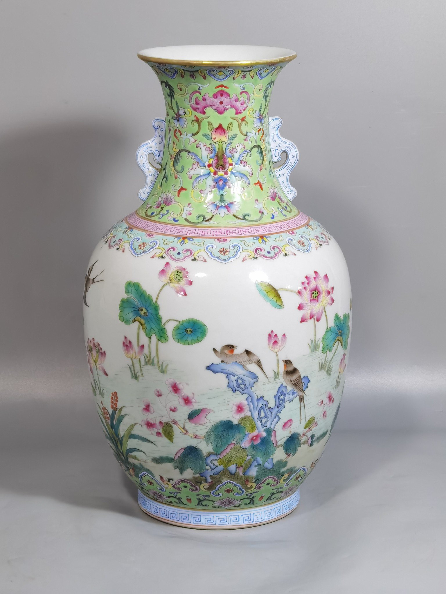 Qing Dynasty Daoguang pastel sea and clear pictures of the Yangtze River amphora