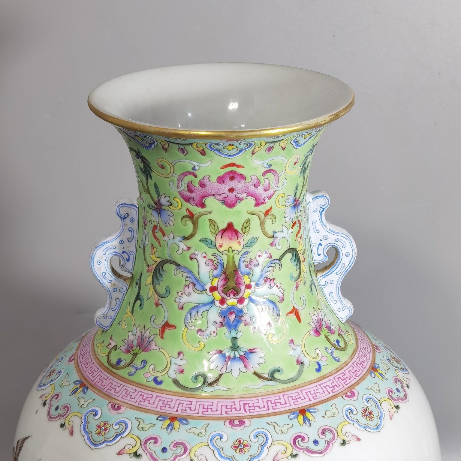 Qing Dynasty Daoguang pastel sea and clear pictures of the Yangtze River amphora