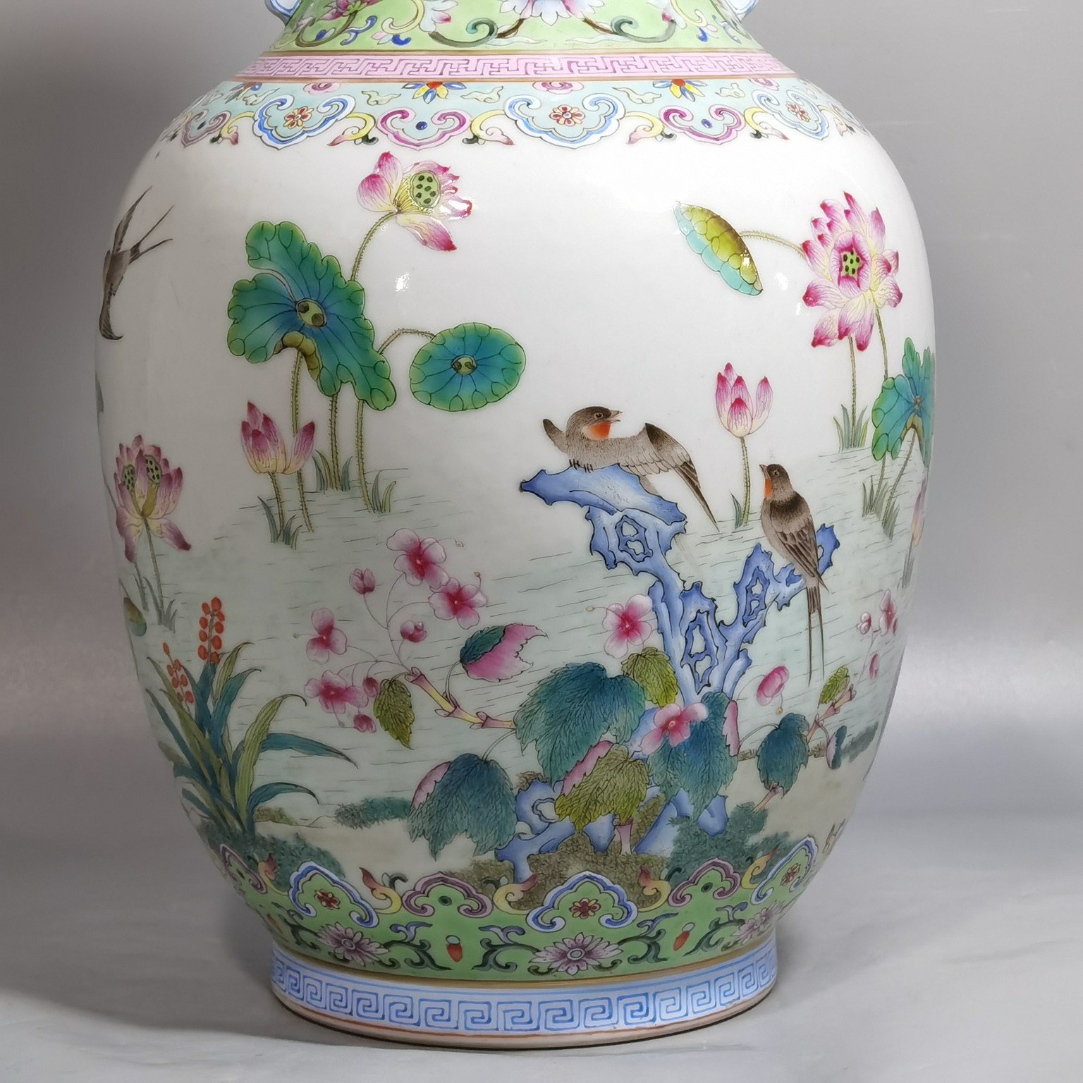 Qing Dynasty Daoguang pastel sea and clear pictures of the Yangtze River amphora