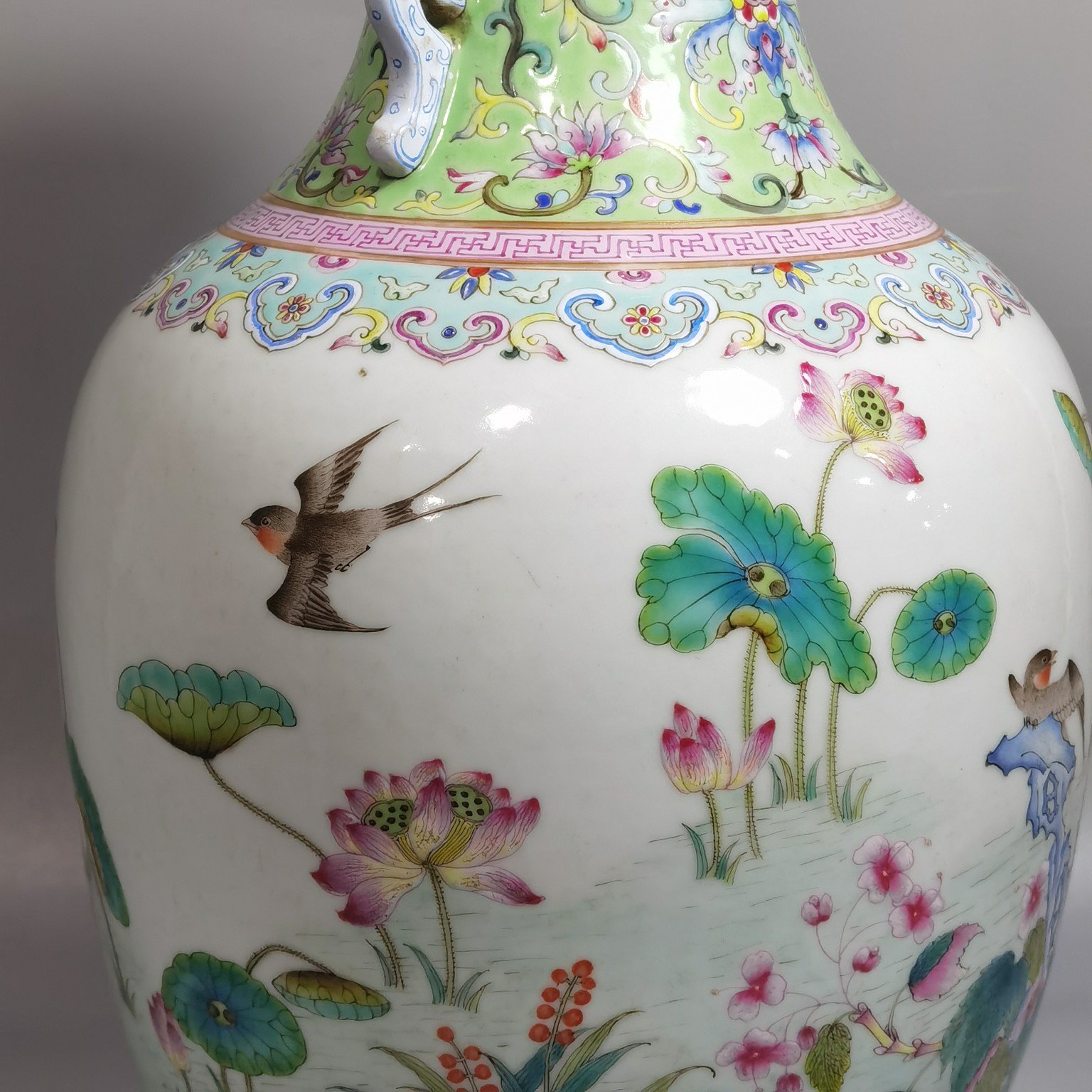 Qing Dynasty Daoguang pastel sea and clear pictures of the Yangtze River amphora