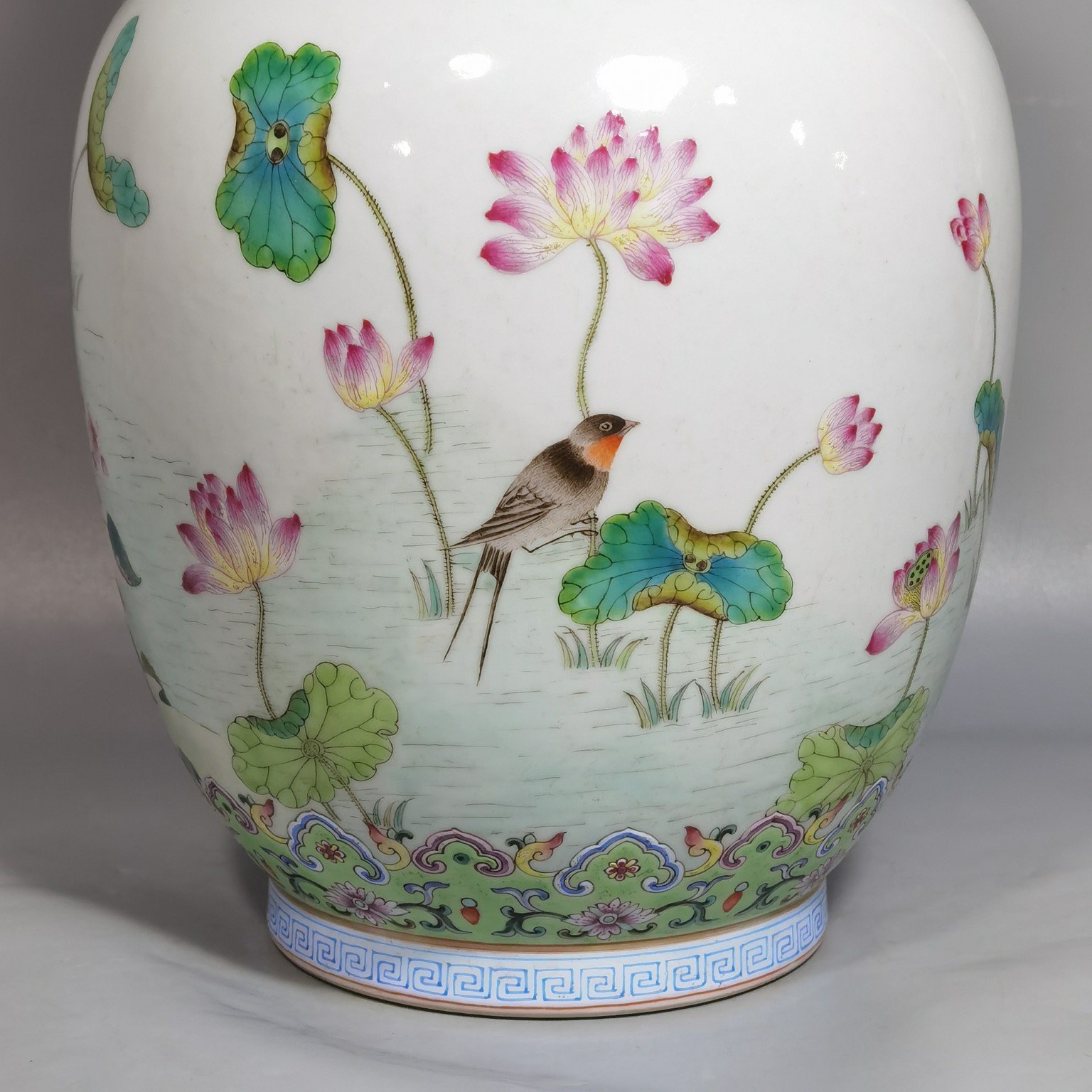 Qing Dynasty Daoguang pastel sea and clear pictures of the Yangtze River amphora