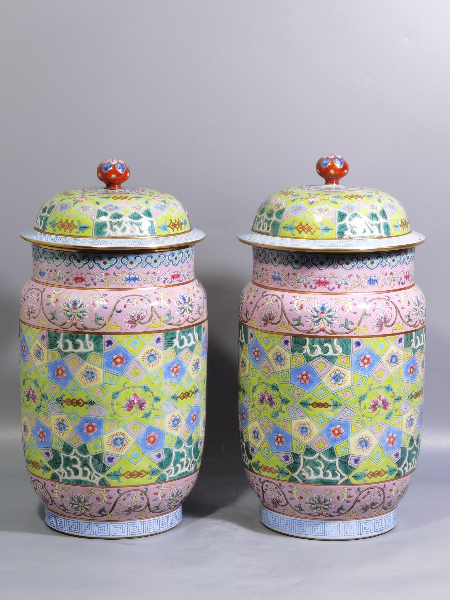 Qing Dynasty Daoguang pair of pastel icing on the Amphora