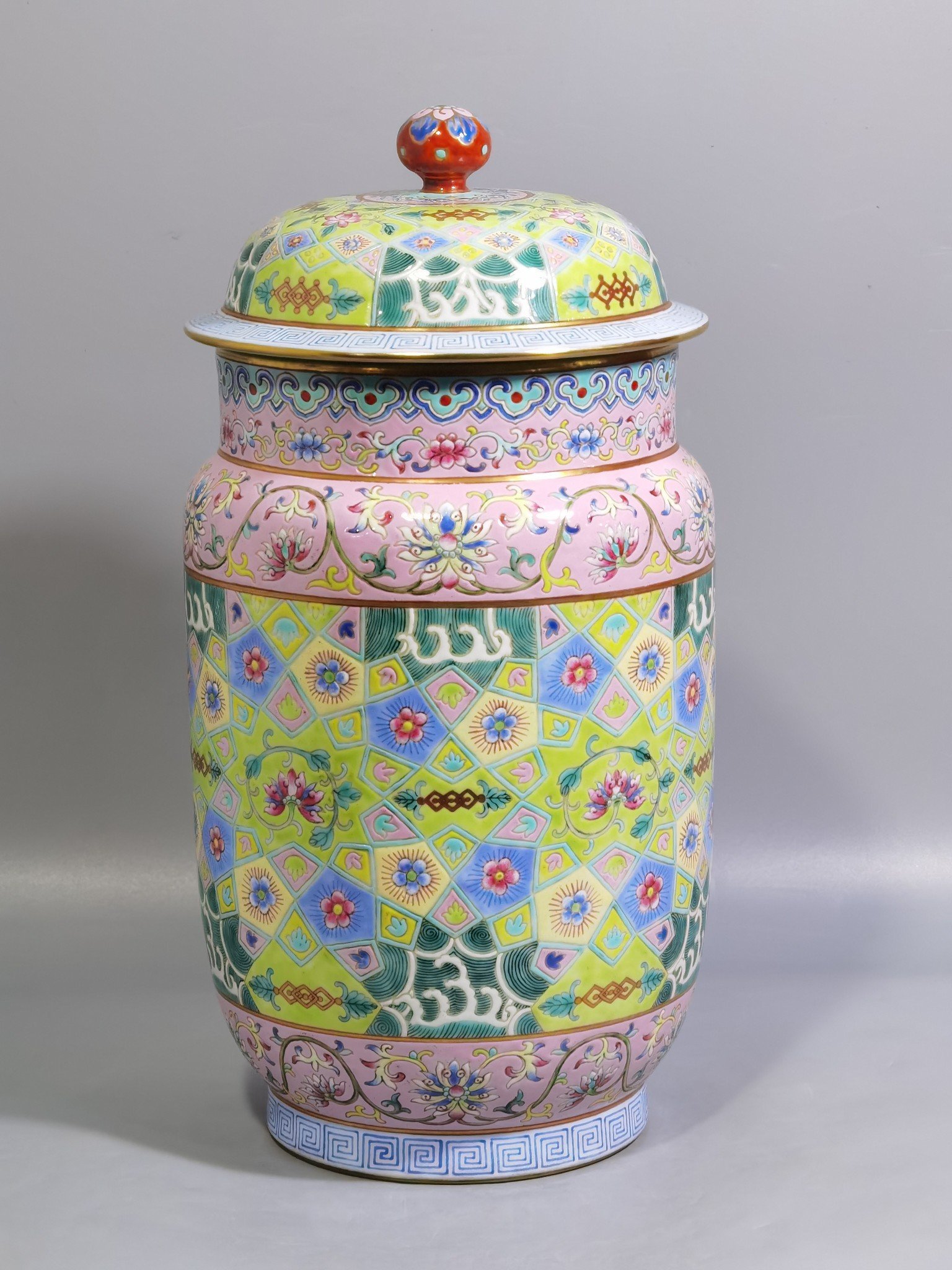 Qing Dynasty Daoguang pair of pastel icing on the Amphora