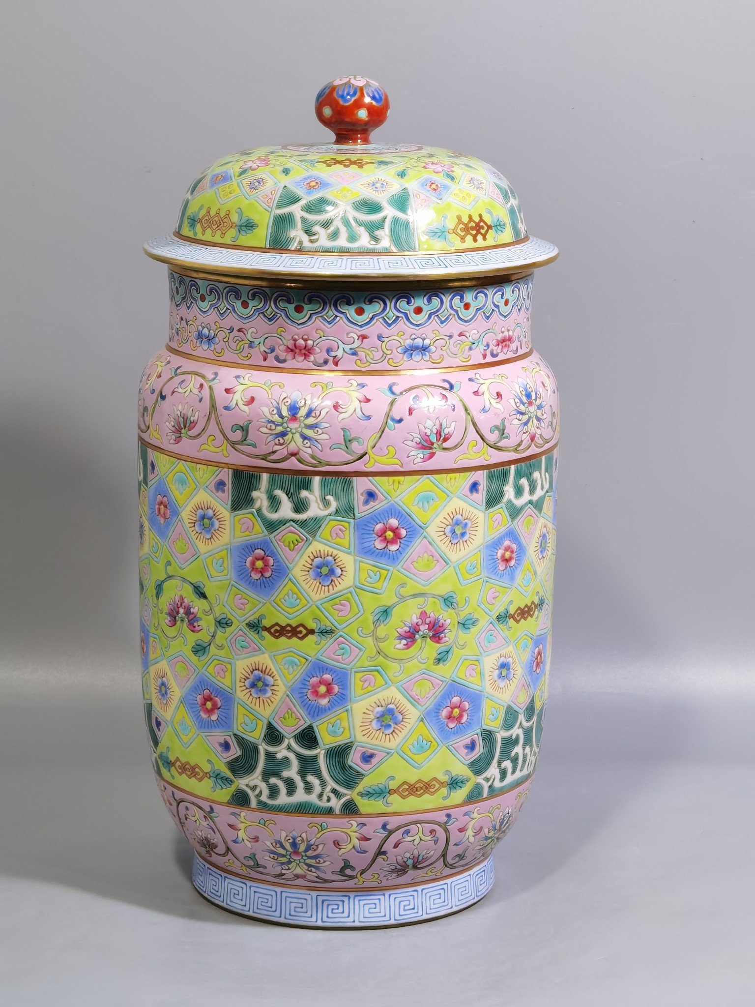 Qing Dynasty Daoguang pair of pastel icing on the Amphora