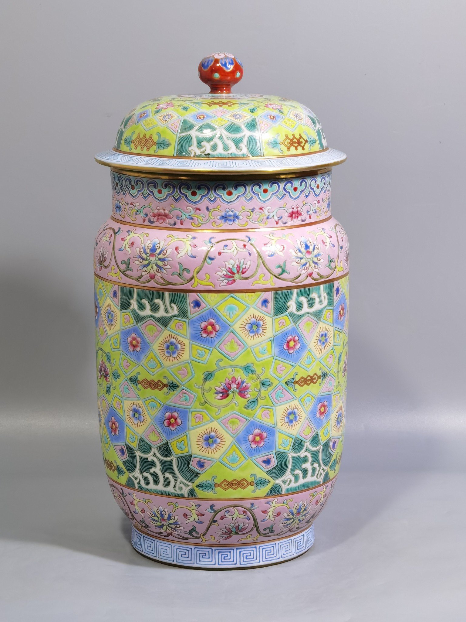 Qing Dynasty Daoguang pair of pastel icing on the Amphora