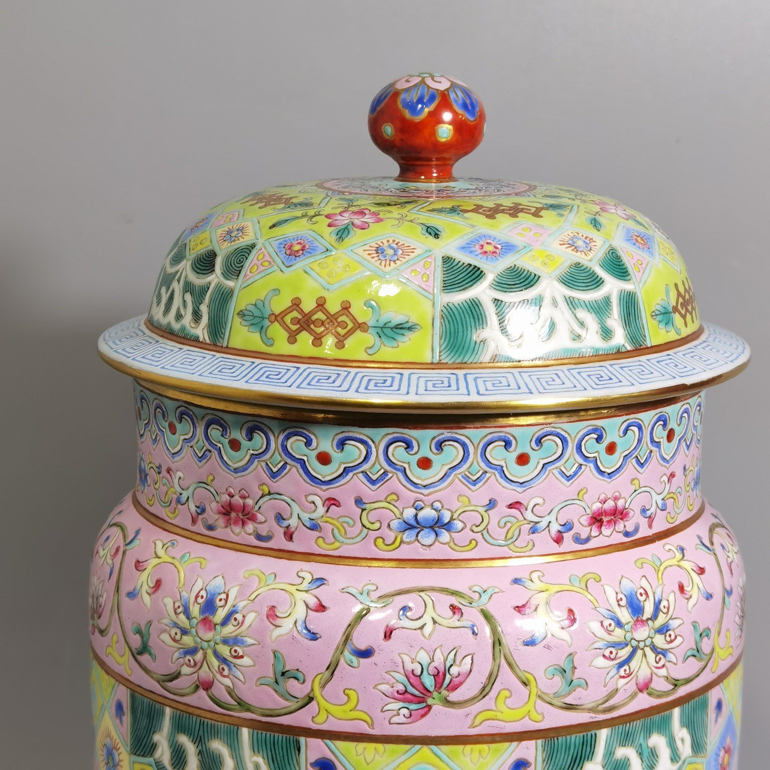 Qing Dynasty Daoguang pair of pastel icing on the Amphora