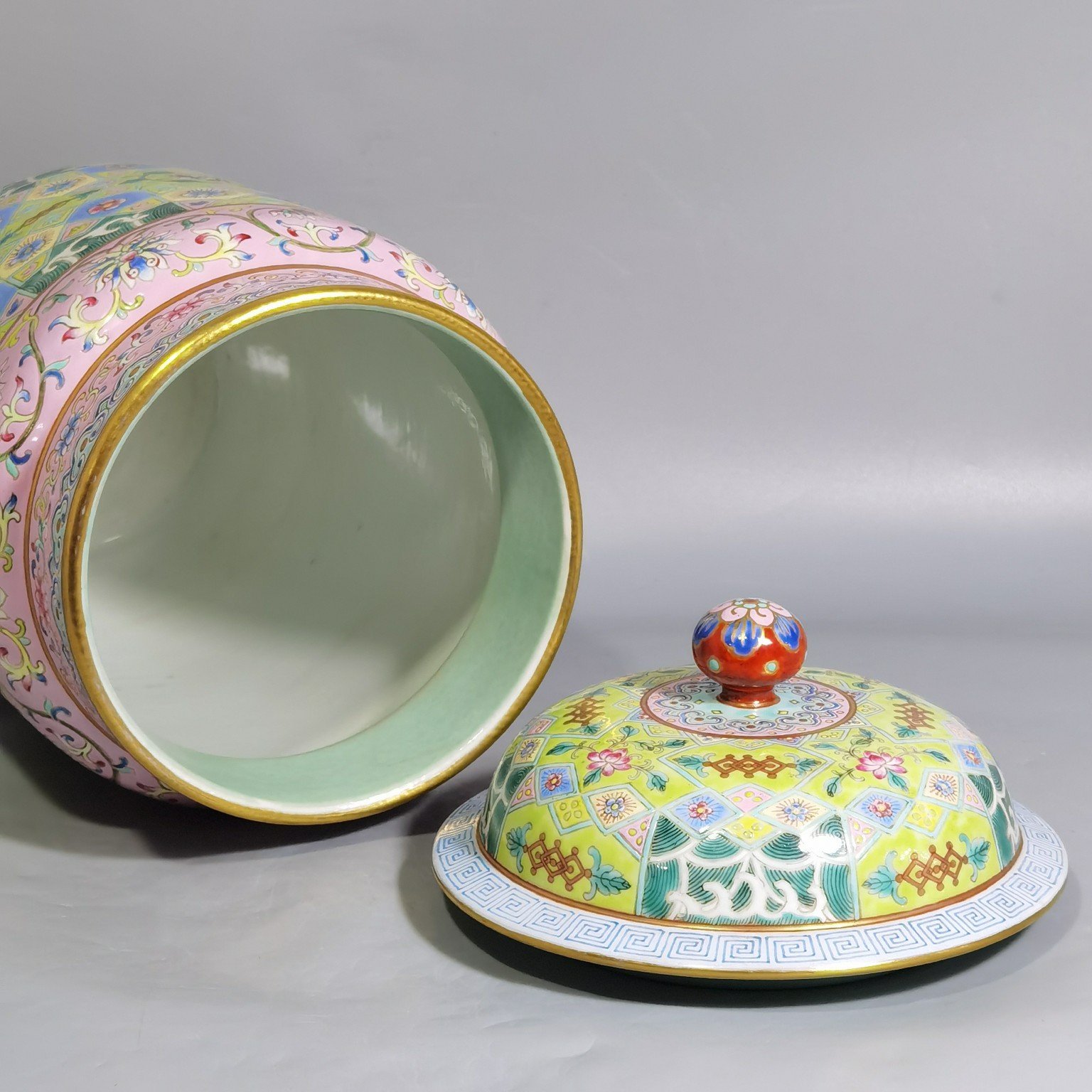 Qing Dynasty Daoguang pair of pastel icing on the Amphora