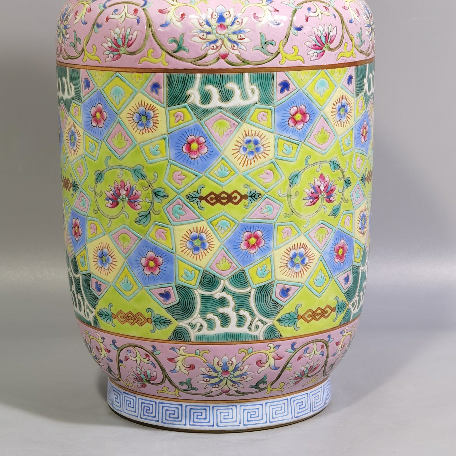 Qing Dynasty Daoguang pair of pastel icing on the Amphora