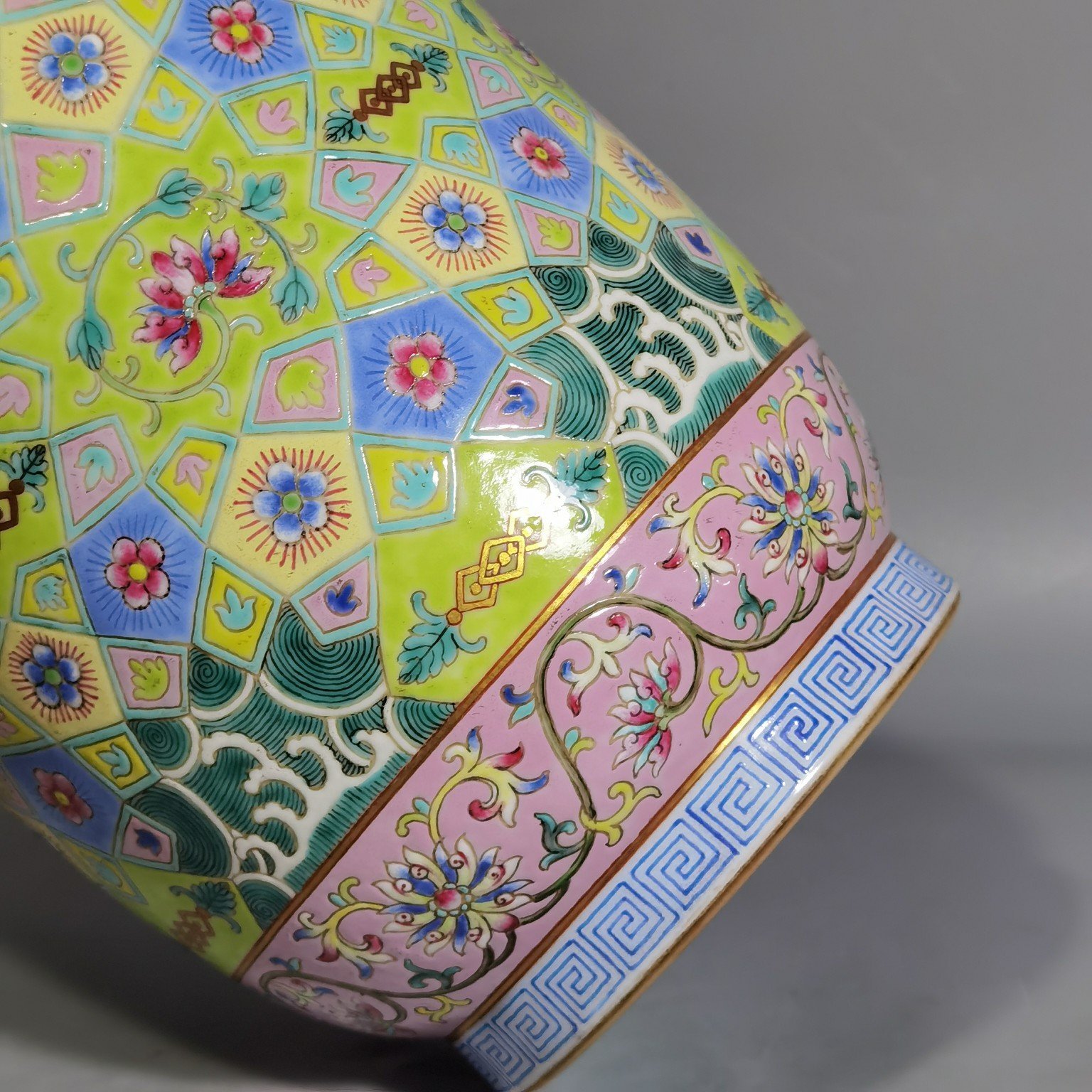Qing Dynasty Daoguang pair of pastel icing on the Amphora