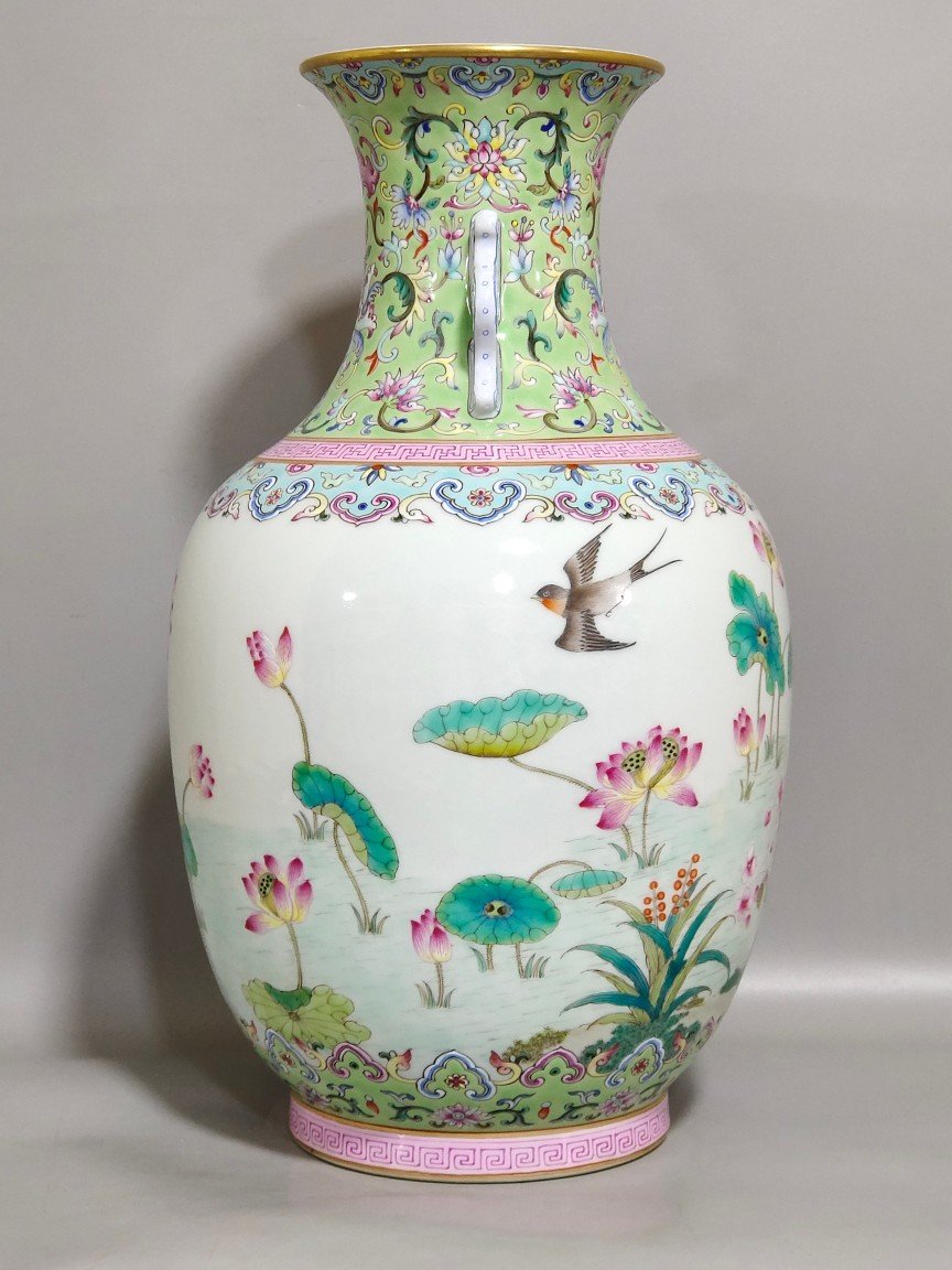 Qing Dynasty Daoguang Green lotus and spring swallow amphorae