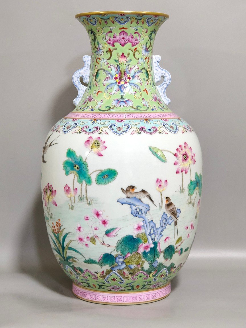 Qing Dynasty Daoguang Green lotus and spring swallow amphorae