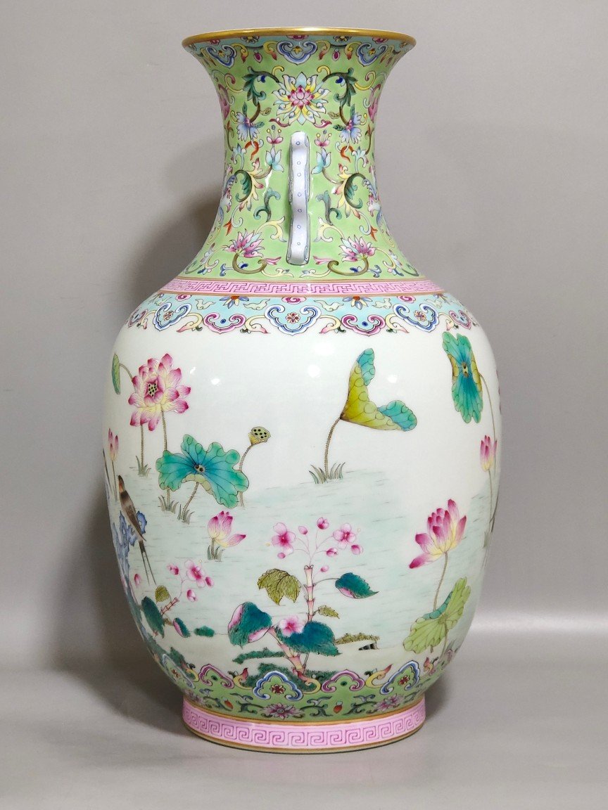 Qing Dynasty Daoguang Green lotus and spring swallow amphorae