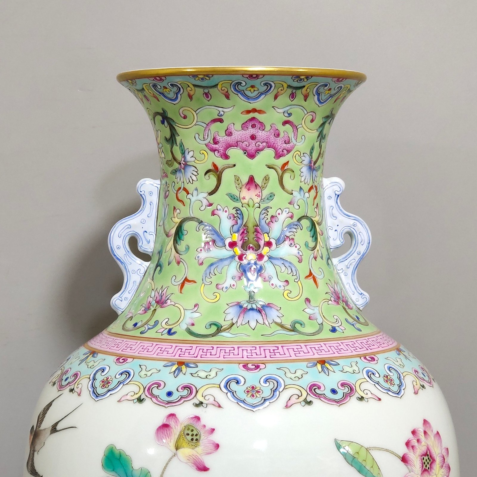 Qing Dynasty Daoguang Green lotus and spring swallow amphorae
