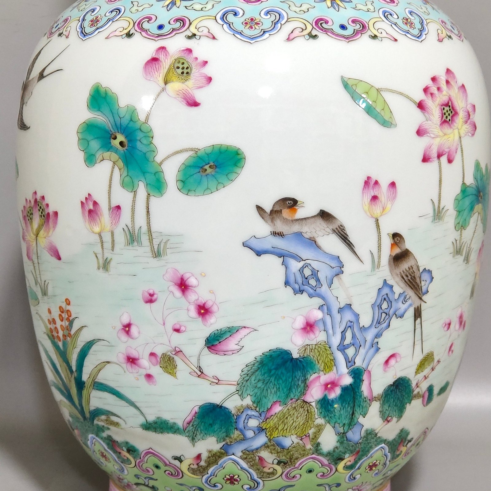 Qing Dynasty Daoguang Green lotus and spring swallow amphorae