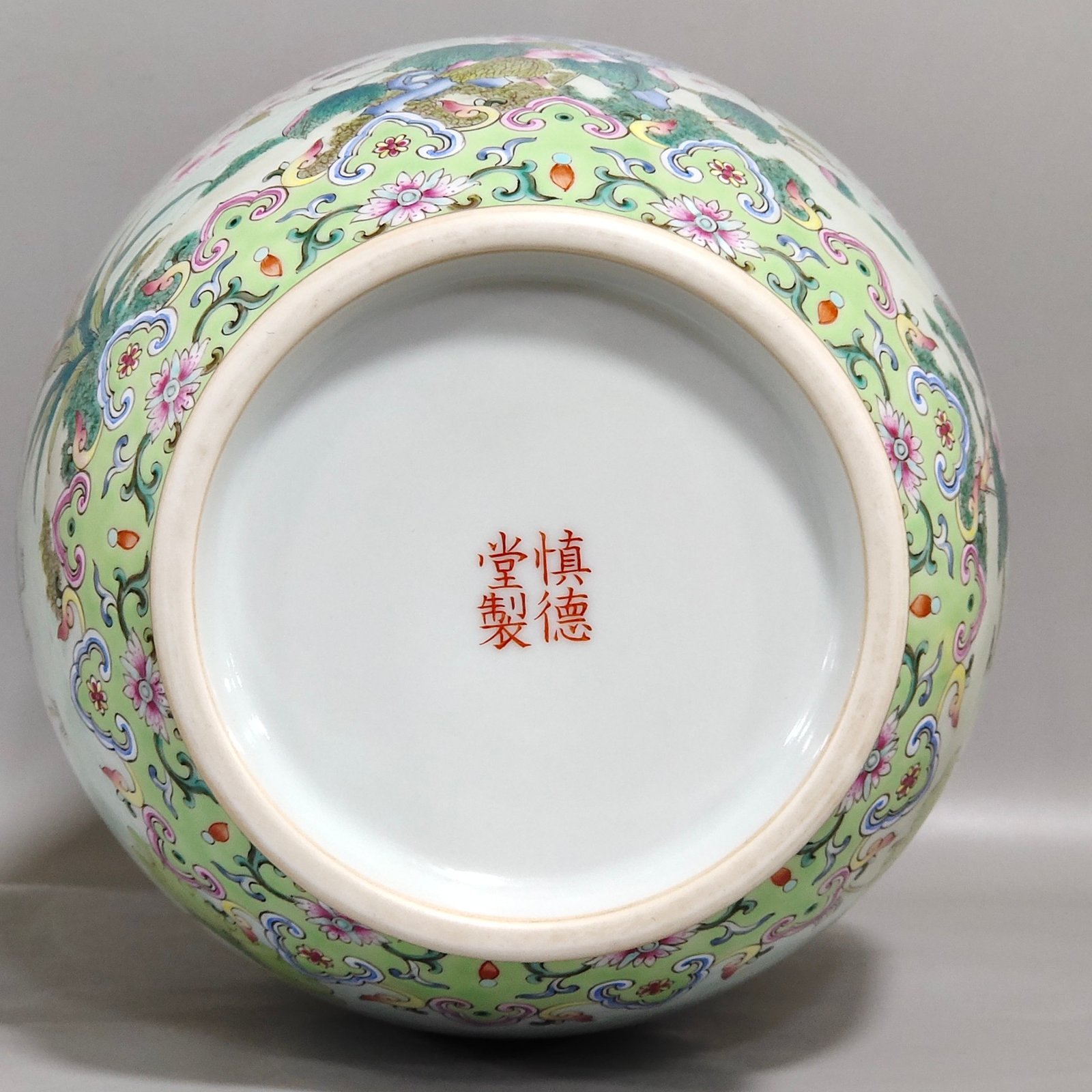 Qing Dynasty Daoguang Green lotus and spring swallow amphorae
