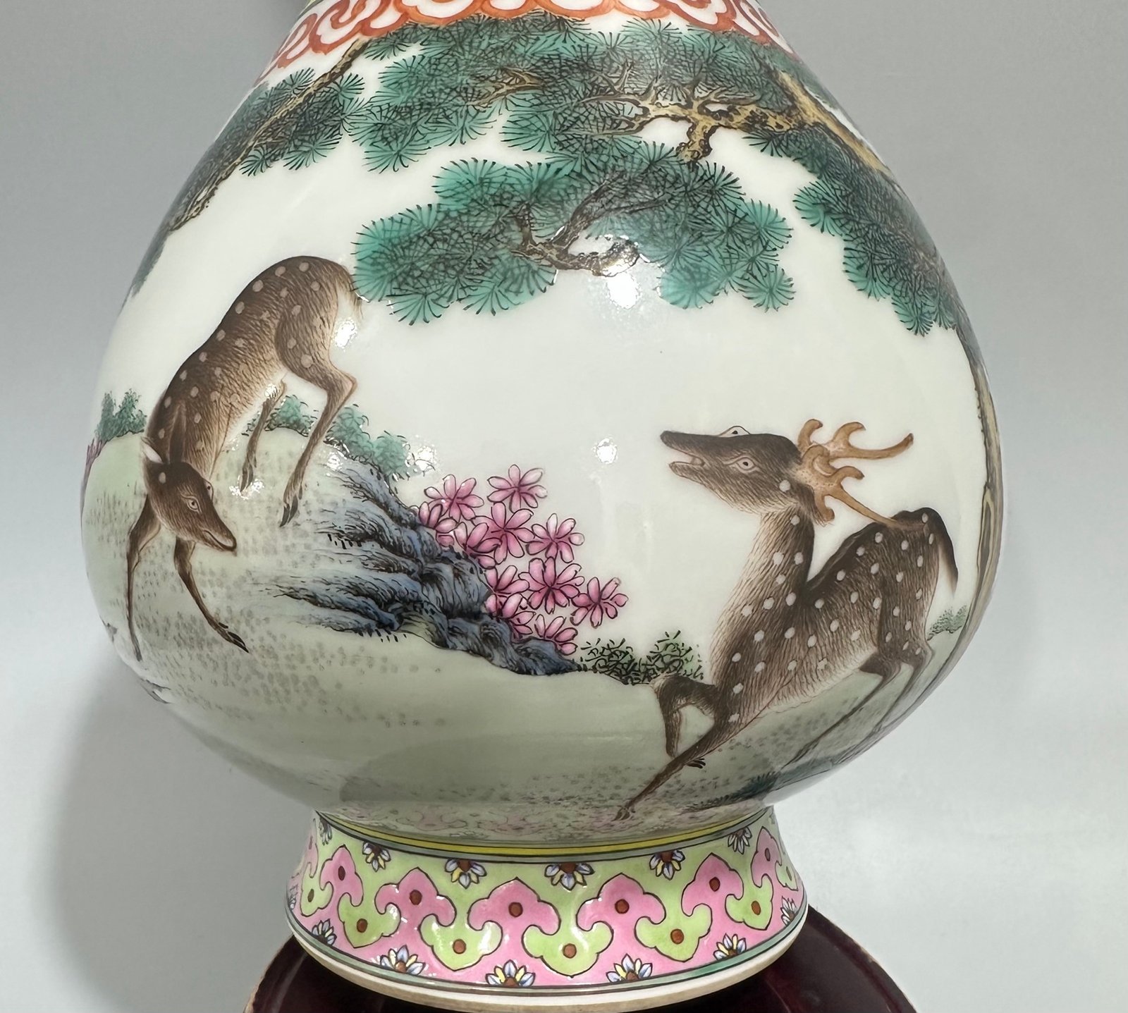 Qing Dynasty Qianlong pastel pine deer and crane garlic vase