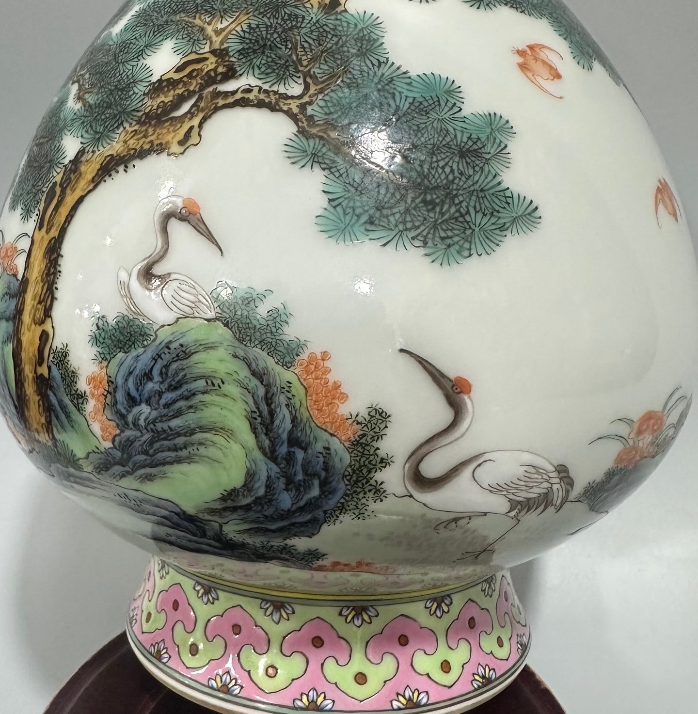 Qing Dynasty Qianlong pastel pine deer and crane garlic vase